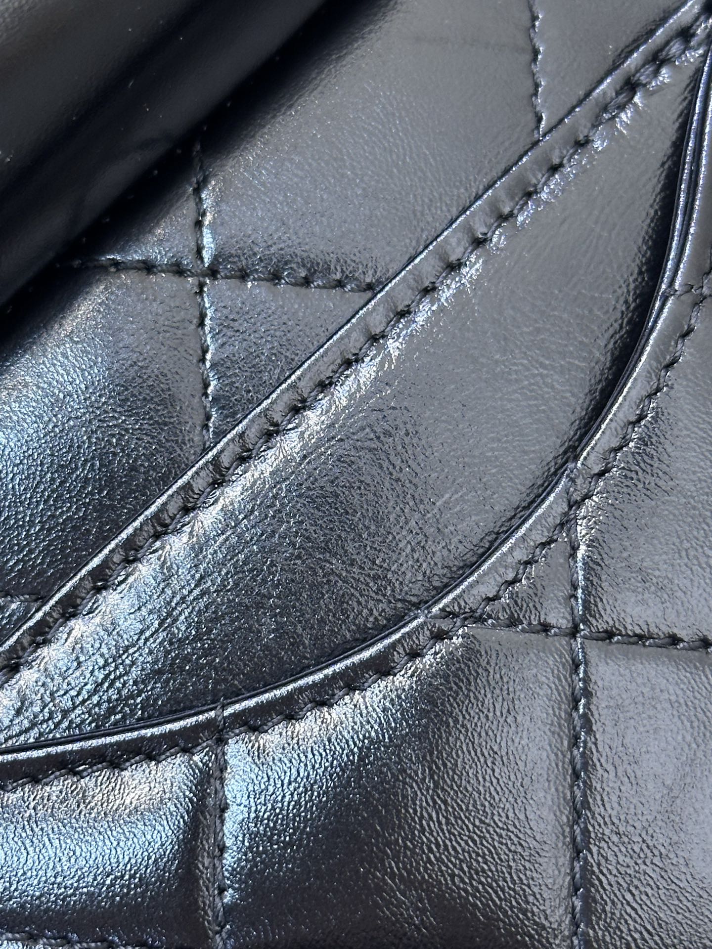 5293/5311 面料采用进口油蜡皮，好皮中的战斗机，这种皮柔韧性和油性都很好，用的时间越久就会越通透发亮，所以对皮料柔韧性要求非常高，上面的纹理是甩出来的，非常的自然。手感软有弹性且柔韧有余，包肉实而力挺给到你的充实感和按压的反馈，皮质温润有韧性，通体散发着迷人光泽
