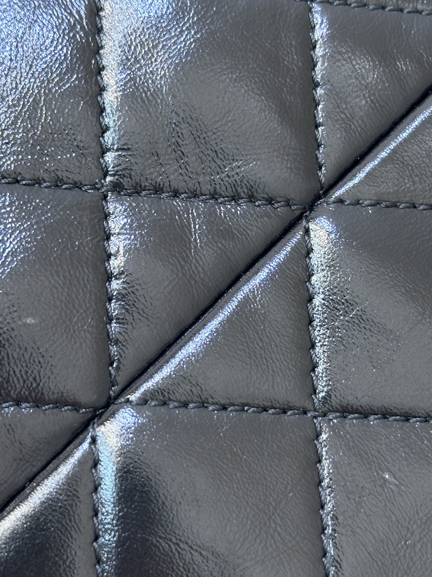 5293/5311 面料采用进口油蜡皮，好皮中的战斗机，这种皮柔韧性和油性都很好，用的时间越久就会越通透发亮，所以对皮料柔韧性要求非常高，上面的纹理是甩出来的，非常的自然。手感软有弹性且柔韧有余，包肉实而力挺给到你的充实感和按压的反馈，皮质温润有韧性，通体散发着迷人光泽
