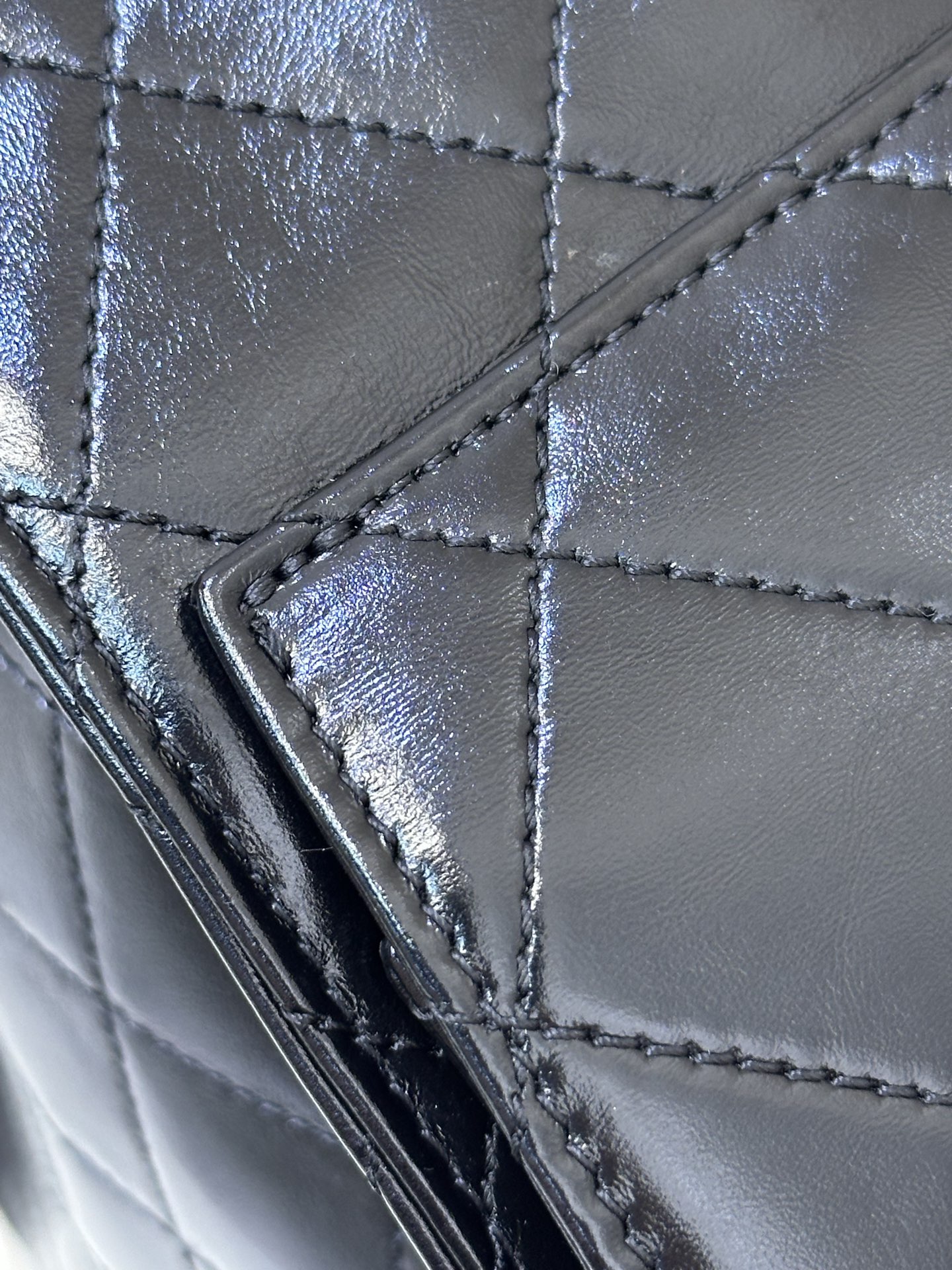 5293/5311 面料采用进口油蜡皮，好皮中的战斗机，这种皮柔韧性和油性都很好，用的时间越久就会越通透发亮，所以对皮料柔韧性要求非常高，上面的纹理是甩出来的，非常的自然。手感软有弹性且柔韧有余，包肉实而力挺给到你的充实感和按压的反馈，皮质温润有韧性，通体散发着迷人光泽
