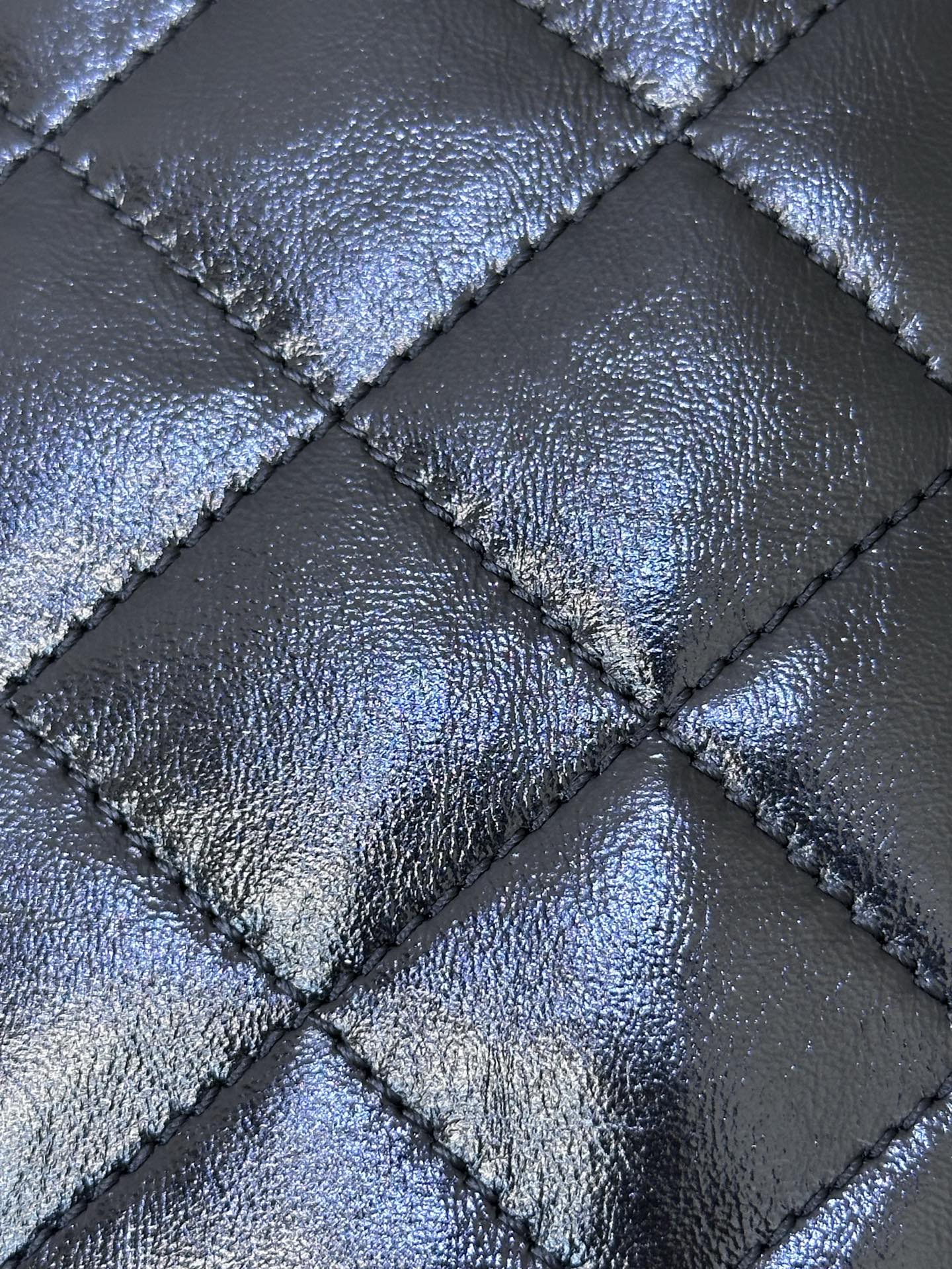 5293/5311 面料采用进口油蜡皮，好皮中的战斗机，这种皮柔韧性和油性都很好，用的时间越久就会越通透发亮，所以对皮料柔韧性要求非常高，上面的纹理是甩出来的，非常的自然。手感软有弹性且柔韧有余，包肉实而力挺给到你的充实感和按压的反馈，皮质温润有韧性，通体散发着迷人光泽
