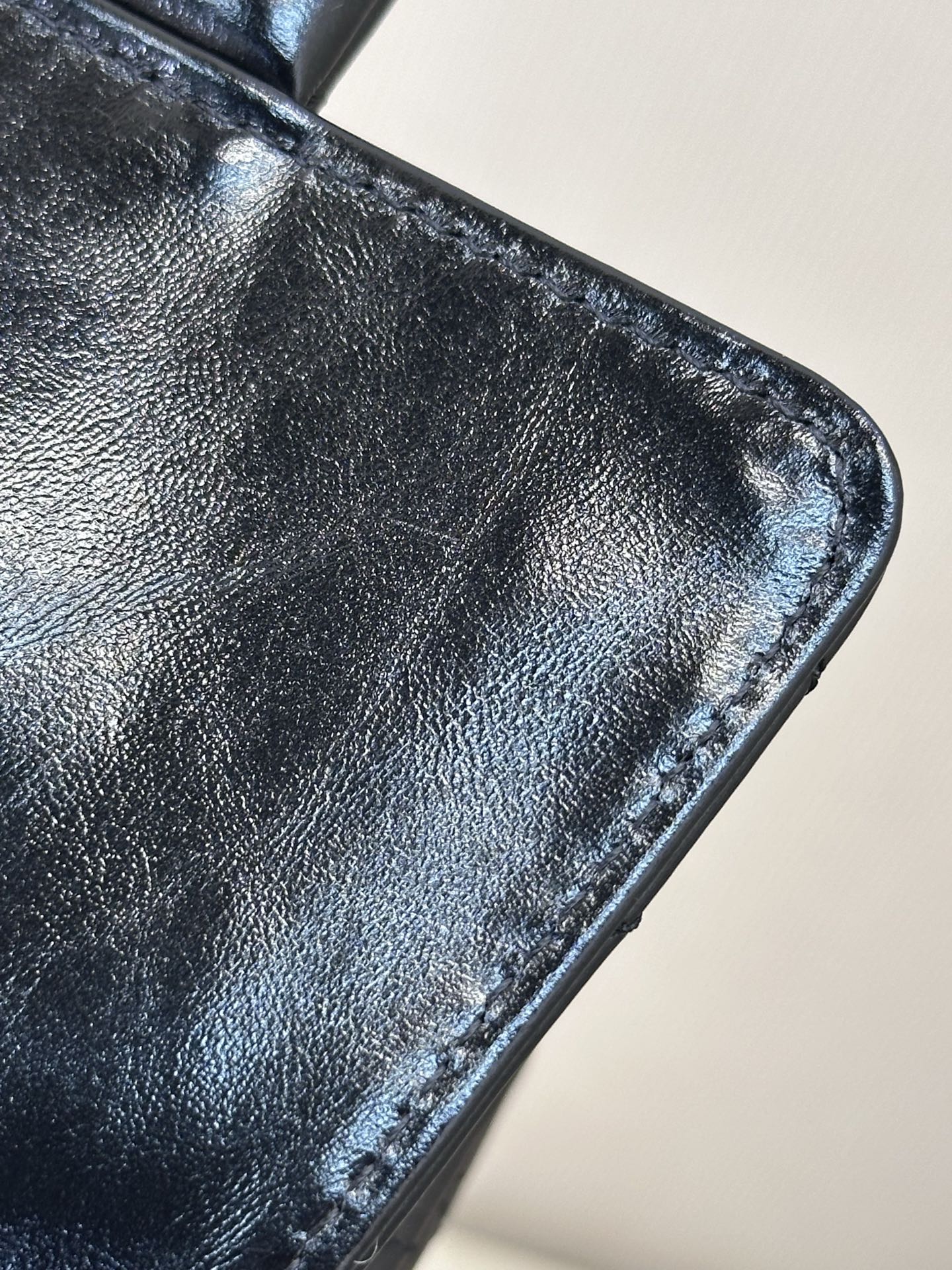 5293/5311 面料采用进口油蜡皮，好皮中的战斗机，这种皮柔韧性和油性都很好，用的时间越久就会越通透发亮，所以对皮料柔韧性要求非常高，上面的纹理是甩出来的，非常的自然。手感软有弹性且柔韧有余，包肉实而力挺给到你的充实感和按压的反馈，皮质温润有韧性，通体散发着迷人光泽
