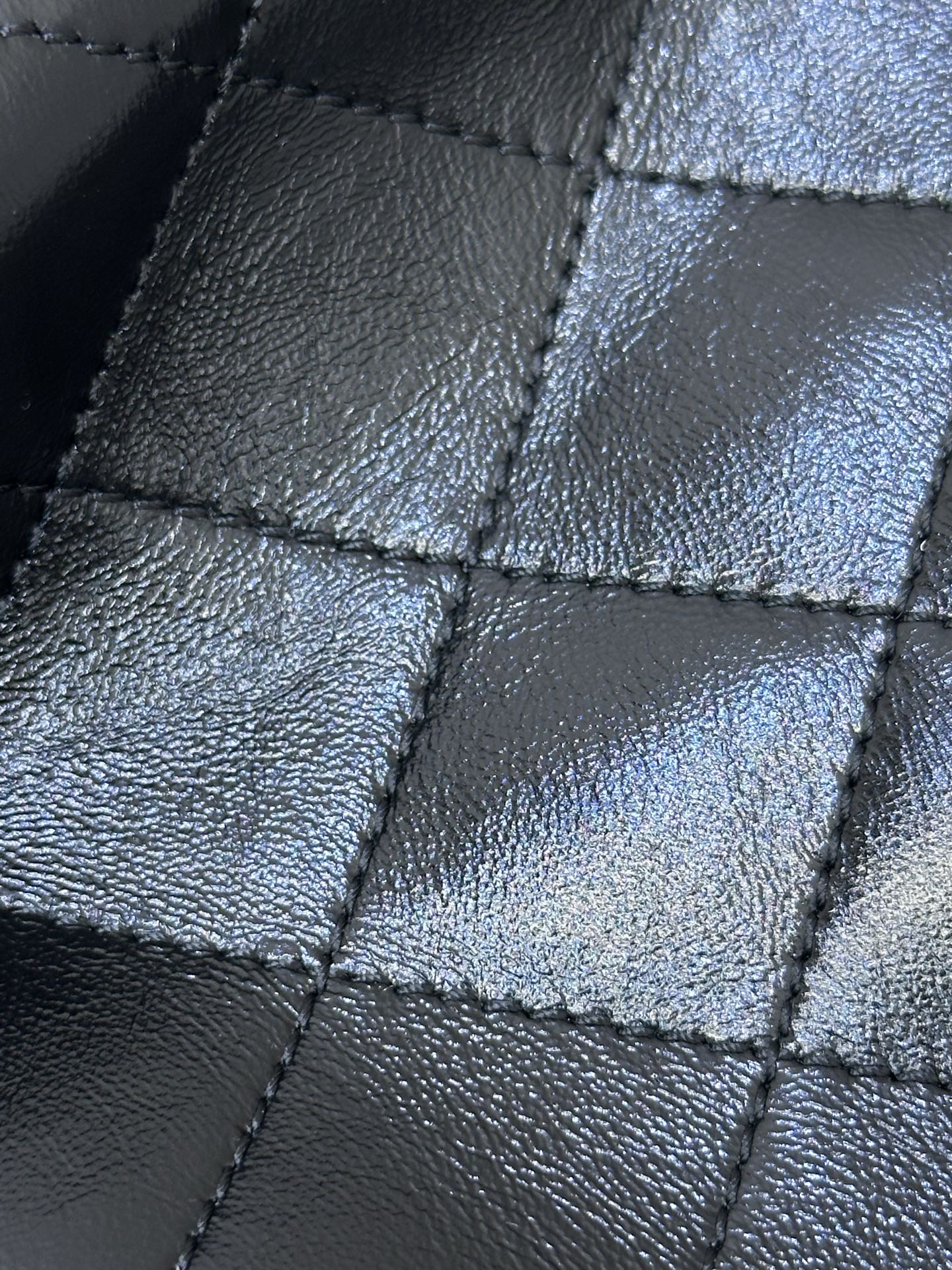 5293/5311 面料采用进口油蜡皮，好皮中的战斗机，这种皮柔韧性和油性都很好，用的时间越久就会越通透发亮，所以对皮料柔韧性要求非常高，上面的纹理是甩出来的，非常的自然。手感软有弹性且柔韧有余，包肉实而力挺给到你的充实感和按压的反馈，皮质温润有韧性，通体散发着迷人光泽
