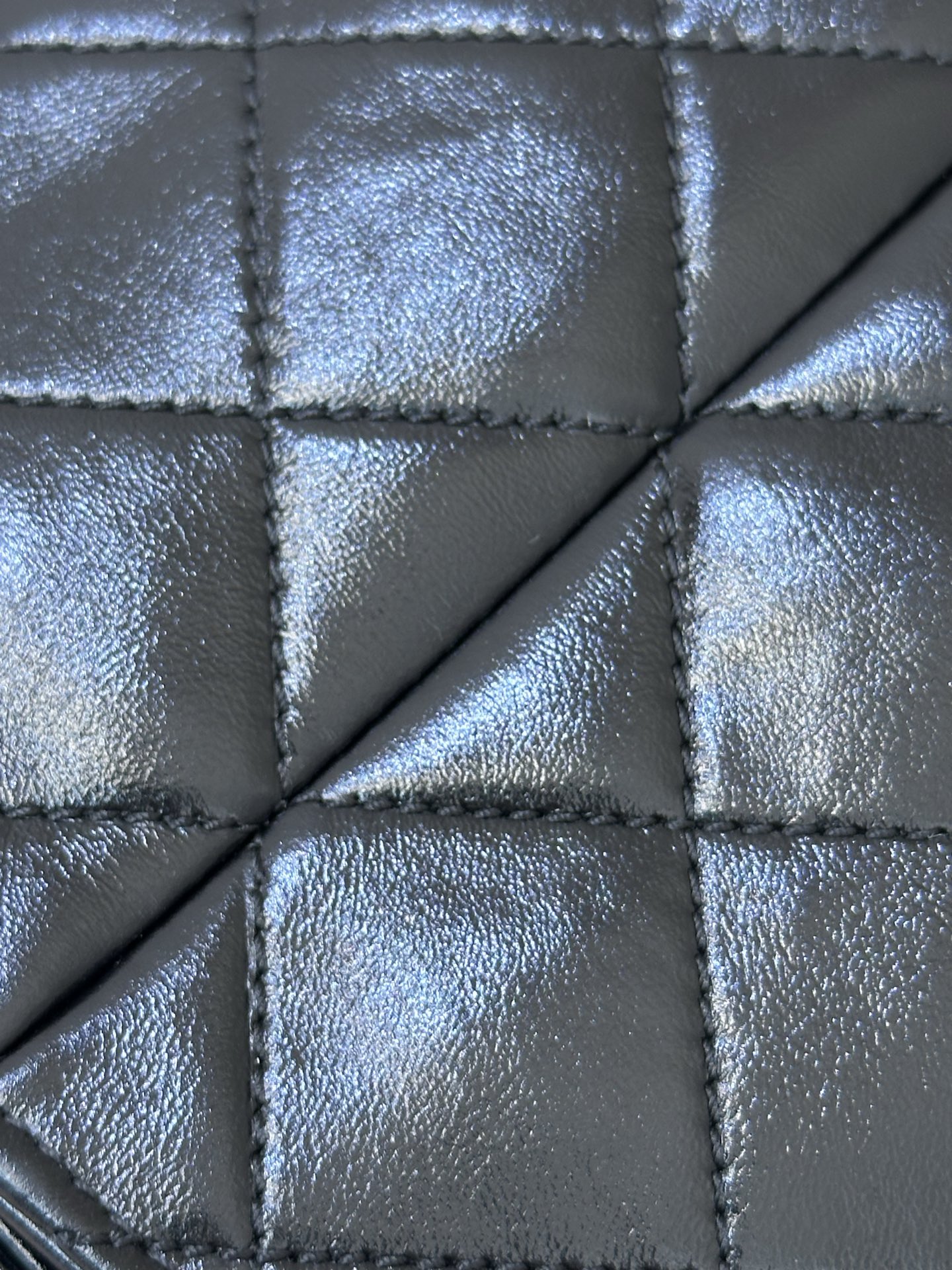 5293/5311 面料采用进口油蜡皮，好皮中的战斗机，这种皮柔韧性和油性都很好，用的时间越久就会越通透发亮，所以对皮料柔韧性要求非常高，上面的纹理是甩出来的，非常的自然。手感软有弹性且柔韧有余，包肉实而力挺给到你的充实感和按压的反馈，皮质温润有韧性，通体散发着迷人光泽
