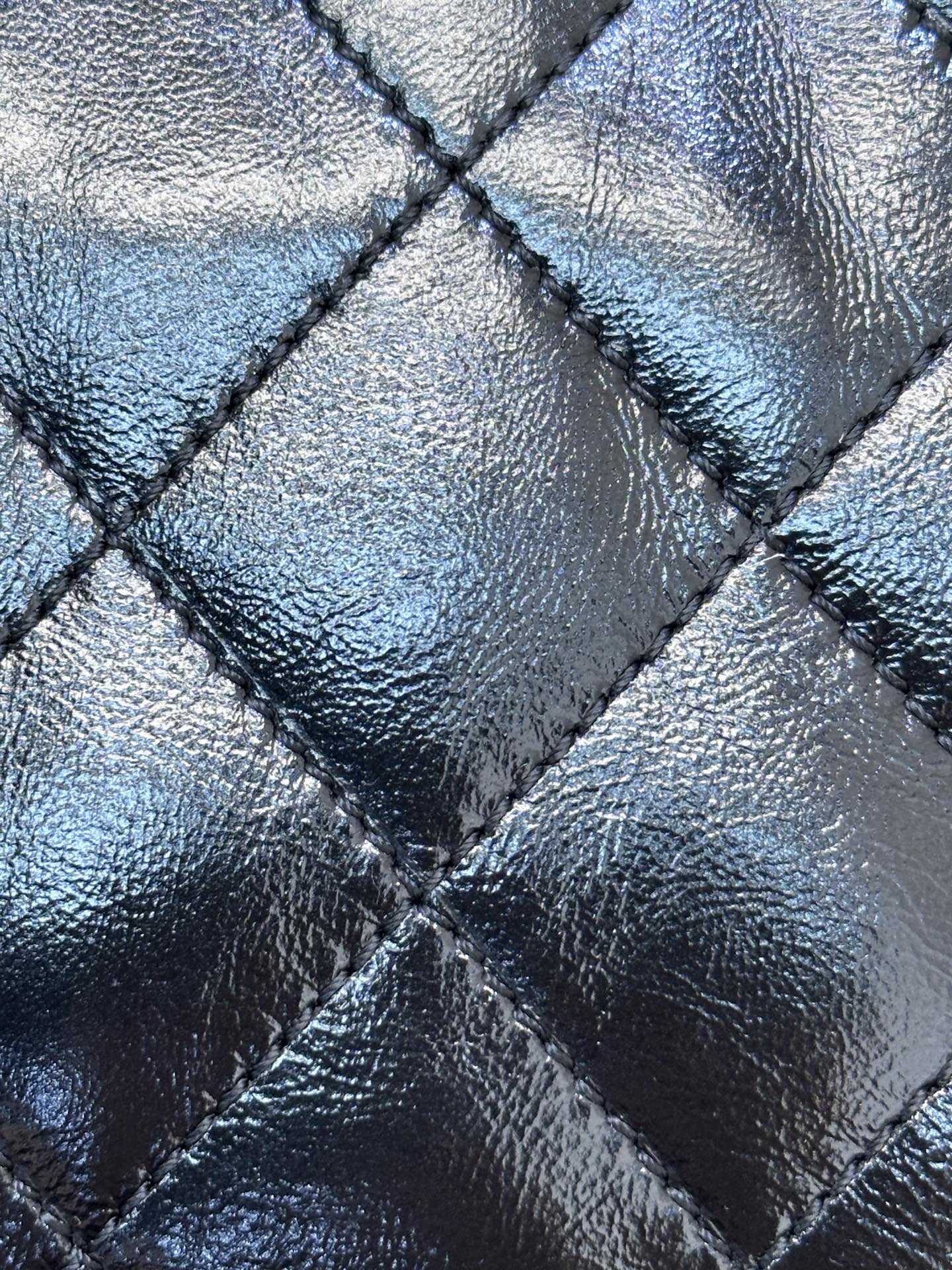 5293/5311 面料采用进口油蜡皮，好皮中的战斗机，这种皮柔韧性和油性都很好，用的时间越久就会越通透发亮，所以对皮料柔韧性要求非常高，上面的纹理是甩出来的，非常的自然。手感软有弹性且柔韧有余，包肉实而力挺给到你的充实感和按压的反馈，皮质温润有韧性，通体散发着迷人光泽
