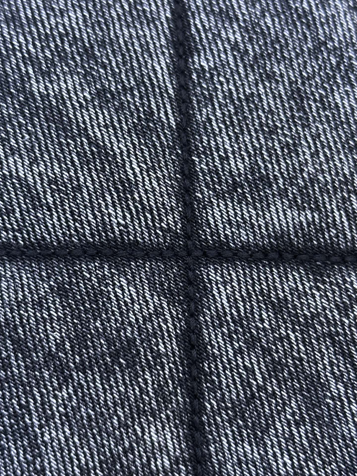 5727 Echemos un vistazo al denim especial CF. El color de este tipo de mezclilla es muy claro y la textura es asombrosa…