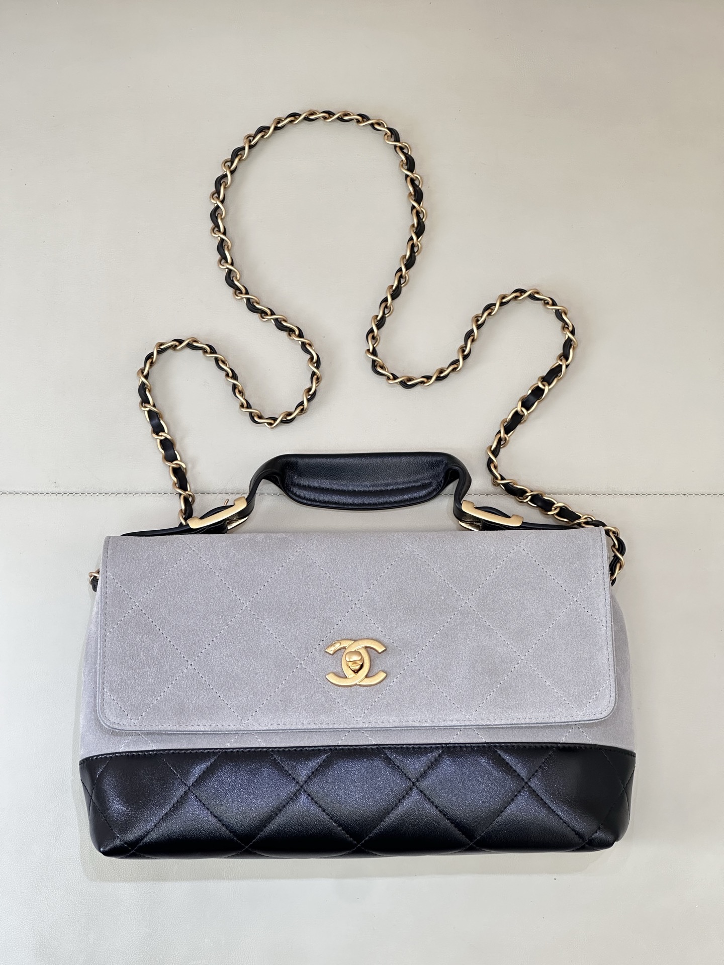 5637 ¡El nuevo favorito de Chanel! La serie de gamuza viene con un filtro retro. ¡Quién sabía! Ha llegado este nuevo ti…