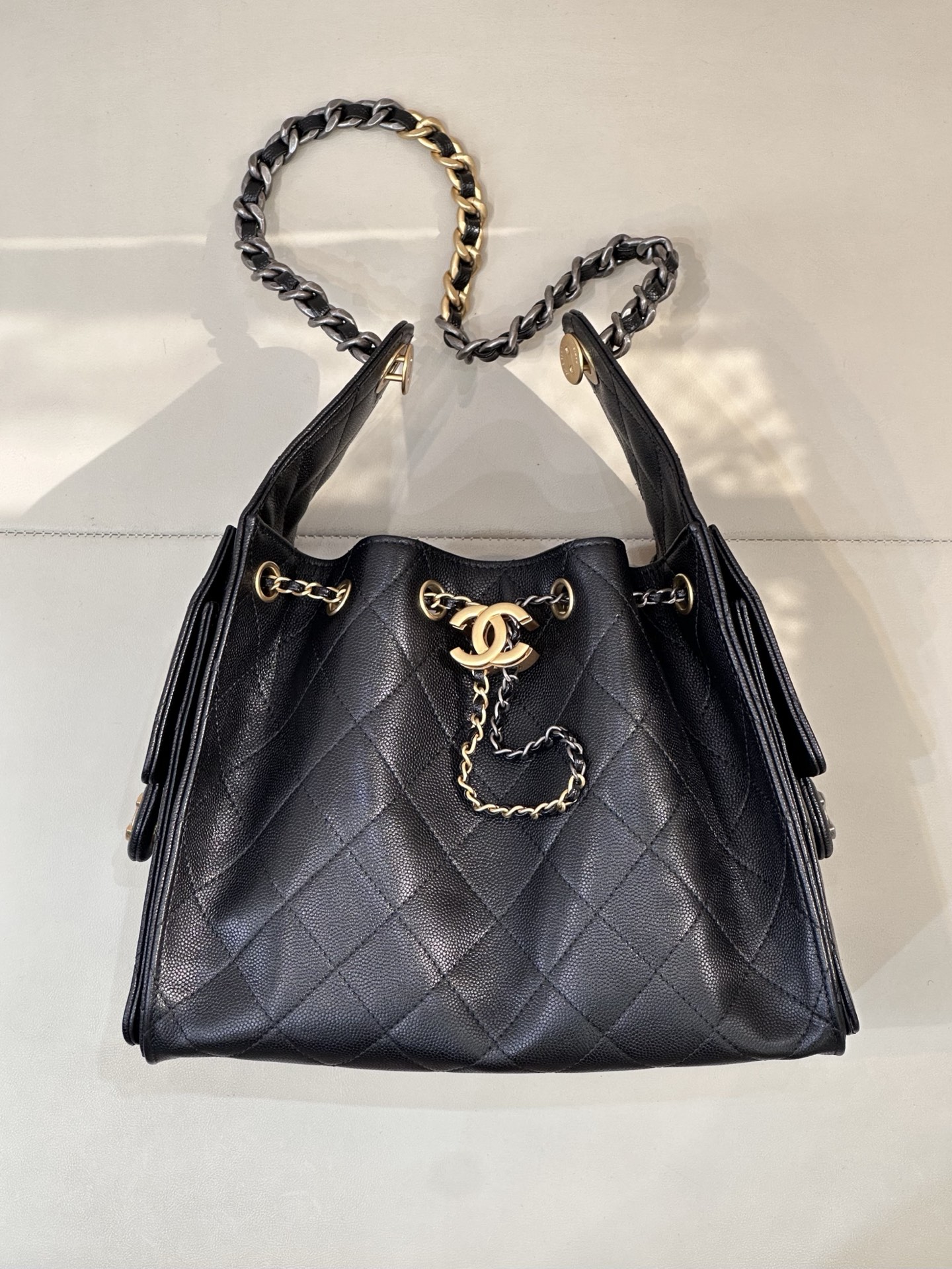 5293 Los nuevos lanzamientos de Chanel siempre son una sorpresa, ¡y este año no es la excepción! La aparición de los bo…