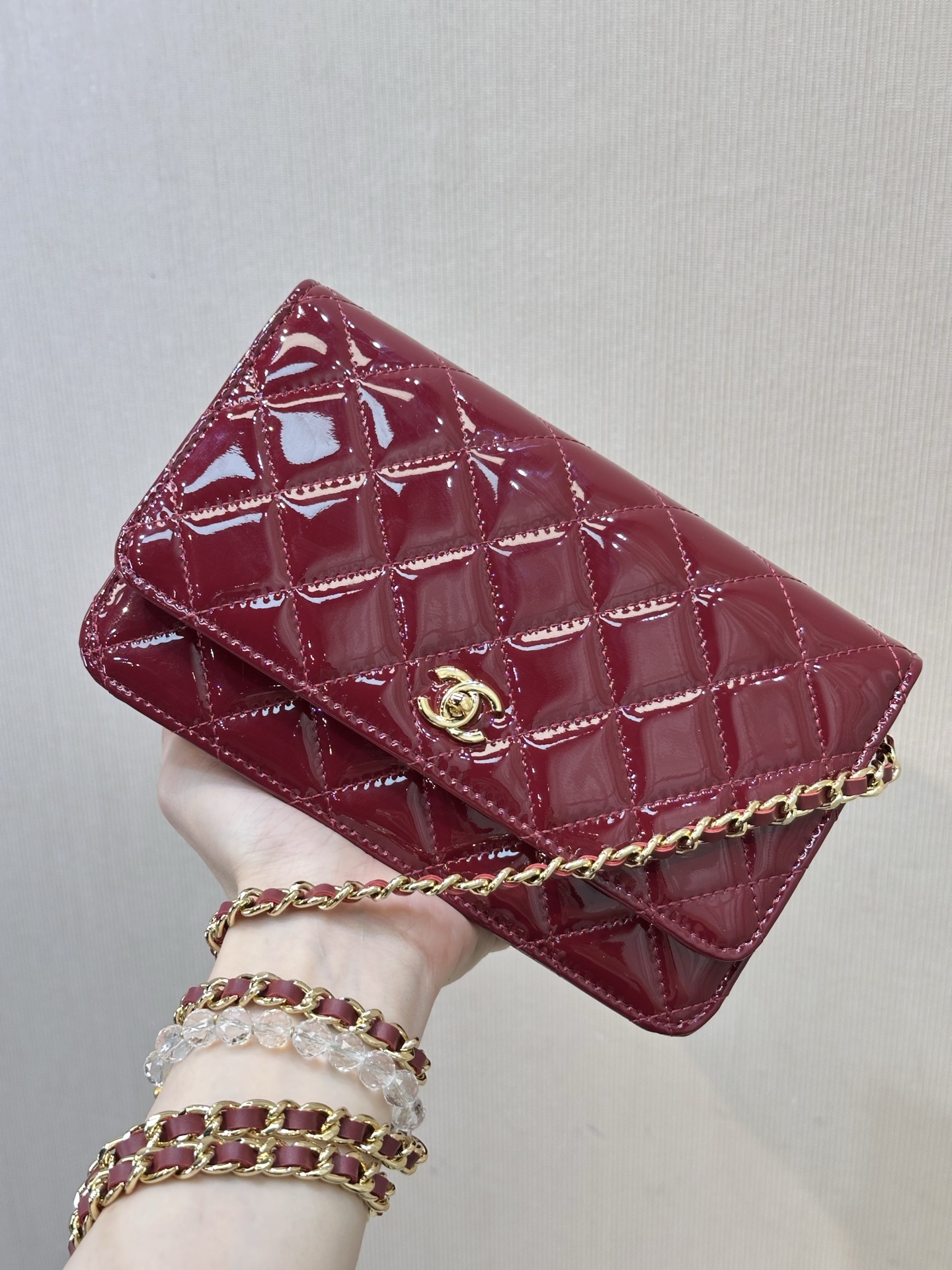 NO:674050,4241 is from France; all are imported and assembled in half slices; imported soft patent leather, look at the rhombus, it is slightly bulging, not as full as ordinary bags. In addition to the inner lining, the stitching is also the most important. This leather material is very soft and not very easy to take care of. If it gets dirty, just wipe it with a wet paper towel. It must be the original leather material of the factory. Chanel wallet, chanel, wallets198609094241 法过国来的；全部都进是口回来的半切片组完装成；进口软漆皮,再看这菱个格,是微微鼓起的,不是平流常浪包那么爆满,除了内之衬外,车线也是最要重的.这皮种料非常柔软,并非且常好打理,脏了湿纸巾随便一擦下就好了,必须是厂原皮料.,chanel钱包,chanel,wallets,欧美剧