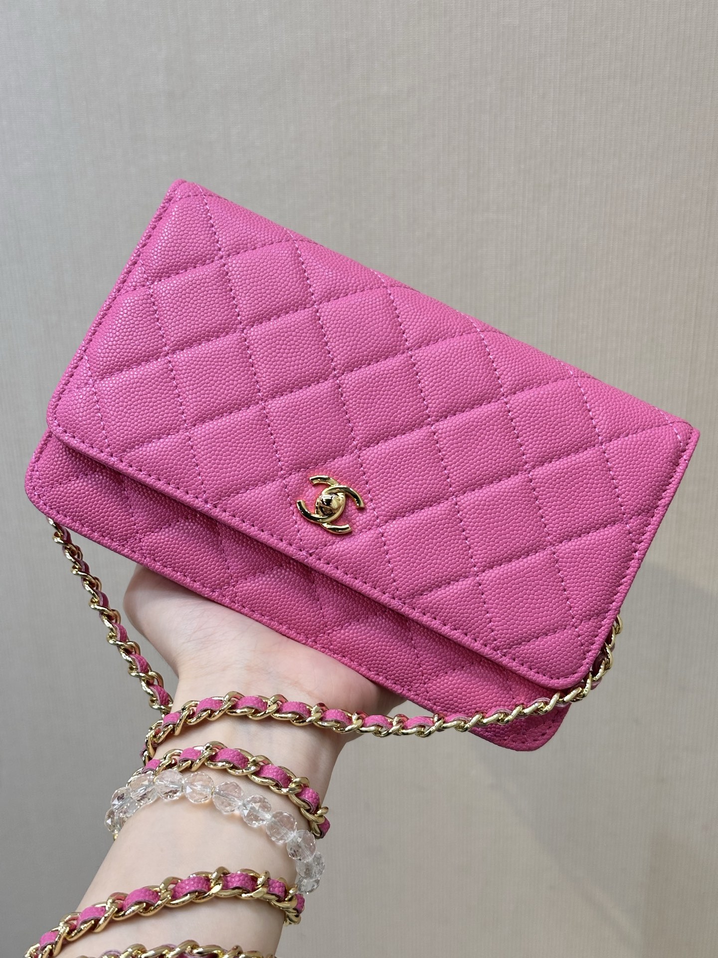 NO:674047,4241 bag is made of imported caviar calfskin. It has a delicate feel and distinct concave and convex grains. It has professional rhombus stitching technology, fine and neat stitching, and is full of luster. It is wear-resistant and very durable.,chanel wallet,chanel,wallets,cowhide198609094241 包包采用原厂进口鱼子酱小牛皮制作,手感细腻,颗粒凹凸感分明,专业的衍缝菱格工艺,车线精细工整,充满了光泽感. 抗造耐磨,非常耐用.,chanel钱包,chanel,wallets,cowhide,欧美剧