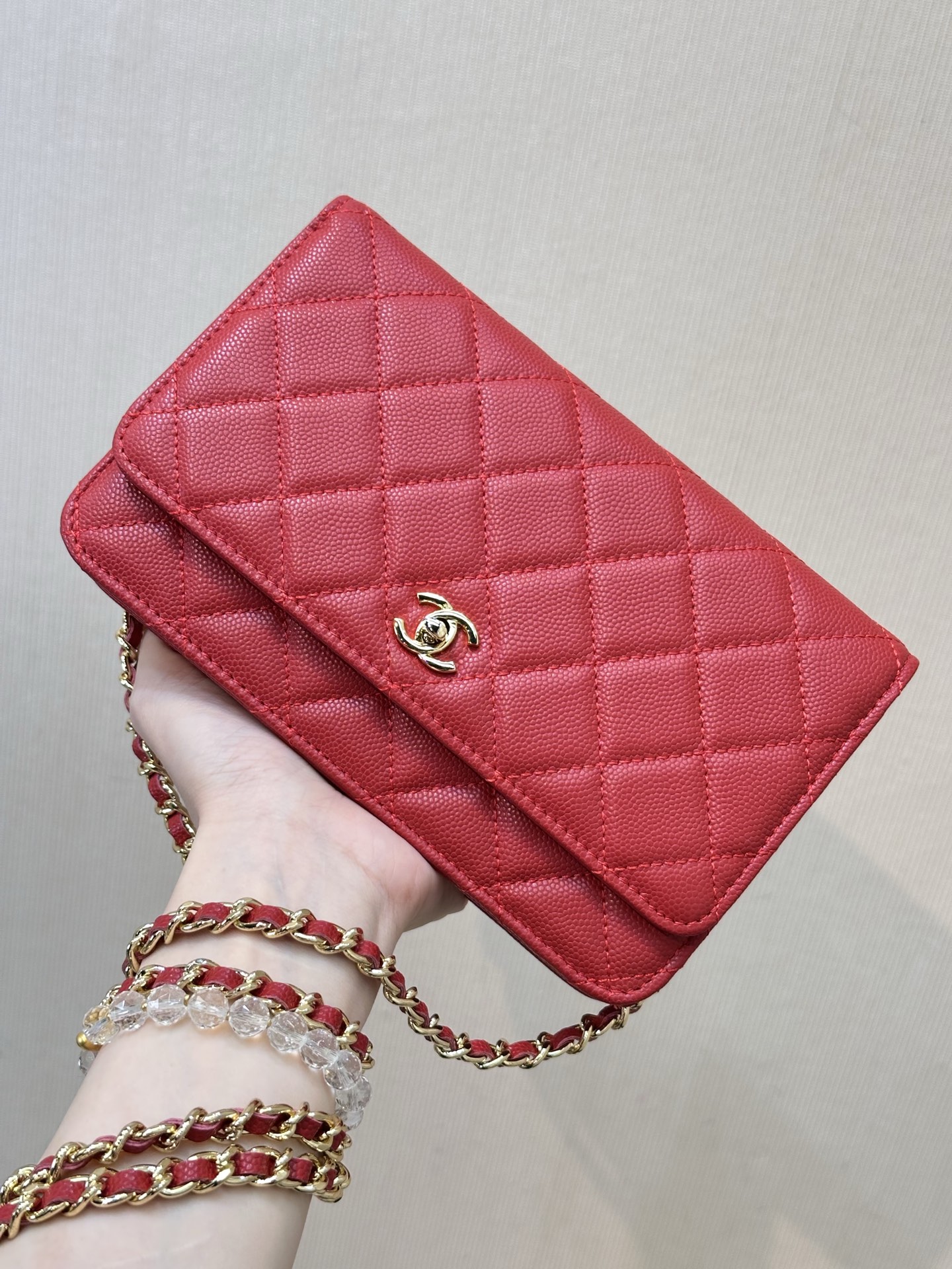 NO:674070,4241 This appearance is so charming!  Small and charming woc, playful and cute!  Like a warm afternoon, the red bag is soaked in gentle sunshine, ladylike and romantic, and embellished with golden double logos, shining like aristocratic gems, showing a luxurious temperament, chanel wallet, chanel, wallets198609094241 这颜值太迷人啦！ 小巧迷人的woc,俏皮可爱！仿佛一段温暖的午后时光,红色的包身如同浸染着温柔的阳光,淑女和浪漫融合,再点缀上金色双Clogo,熠熠生辉,如贵族的宝石,彰显出奢华的气质,chanel钱包,chanel,wallets,欧美剧