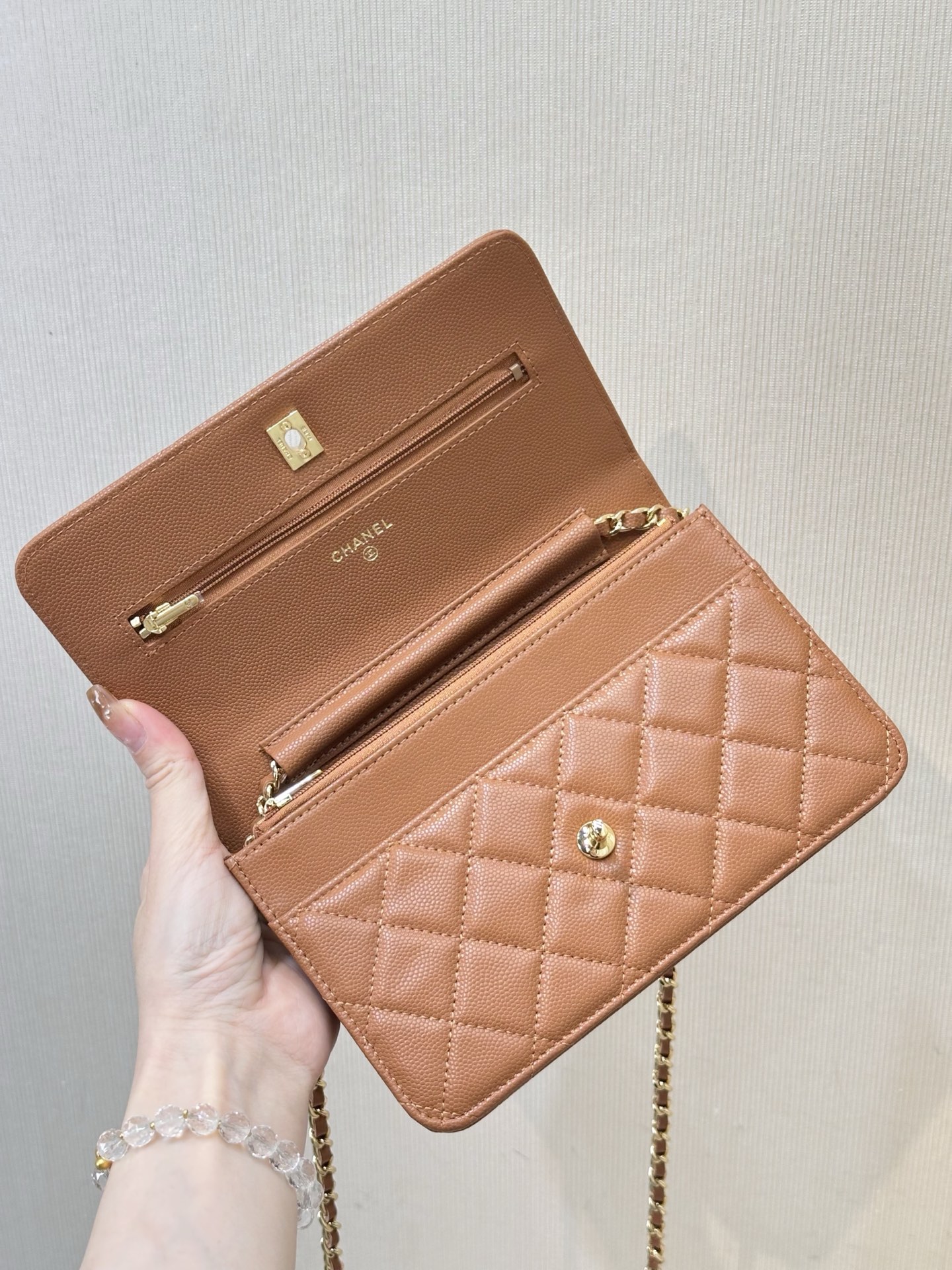 NO:674053,4241 Real photos of the inside details. It is both a wallet and a WOC bag. It has the functions of a long wallet. It has card slots, zipper pockets for coins, and side pockets for banknotes. This wallet also has a certain thickness, allowing you to stuff in essentials such as mobile phone keys, tissues, etc., chanel wallet, chanel, wallets198609094241 内里细节实拍 它既是一只钱包又是一只包WOC,兼具了长款钱包的功能,有卡槽,拉链口袋可以放零钱,侧袋可以放纸币,而这个钱包还有一定的厚度 ,可以让你把出门必备,如手机钥匙纸巾等塞进去,chanel钱包,chanel,wallets,欧美剧