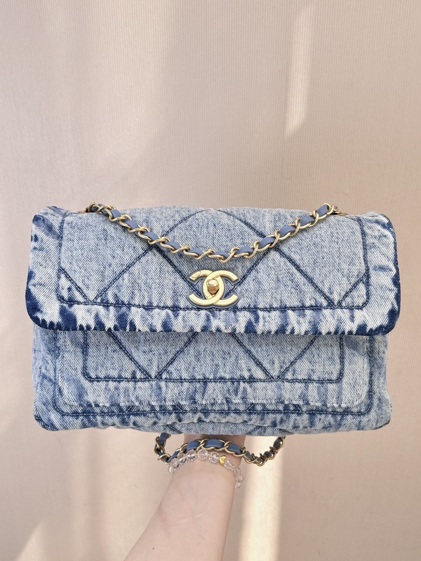 5737 Nuevo bolso con solapa Chanel 25K, patrón clásico de diamantes grandes, solapa cuadrada, que muestra una "estética…