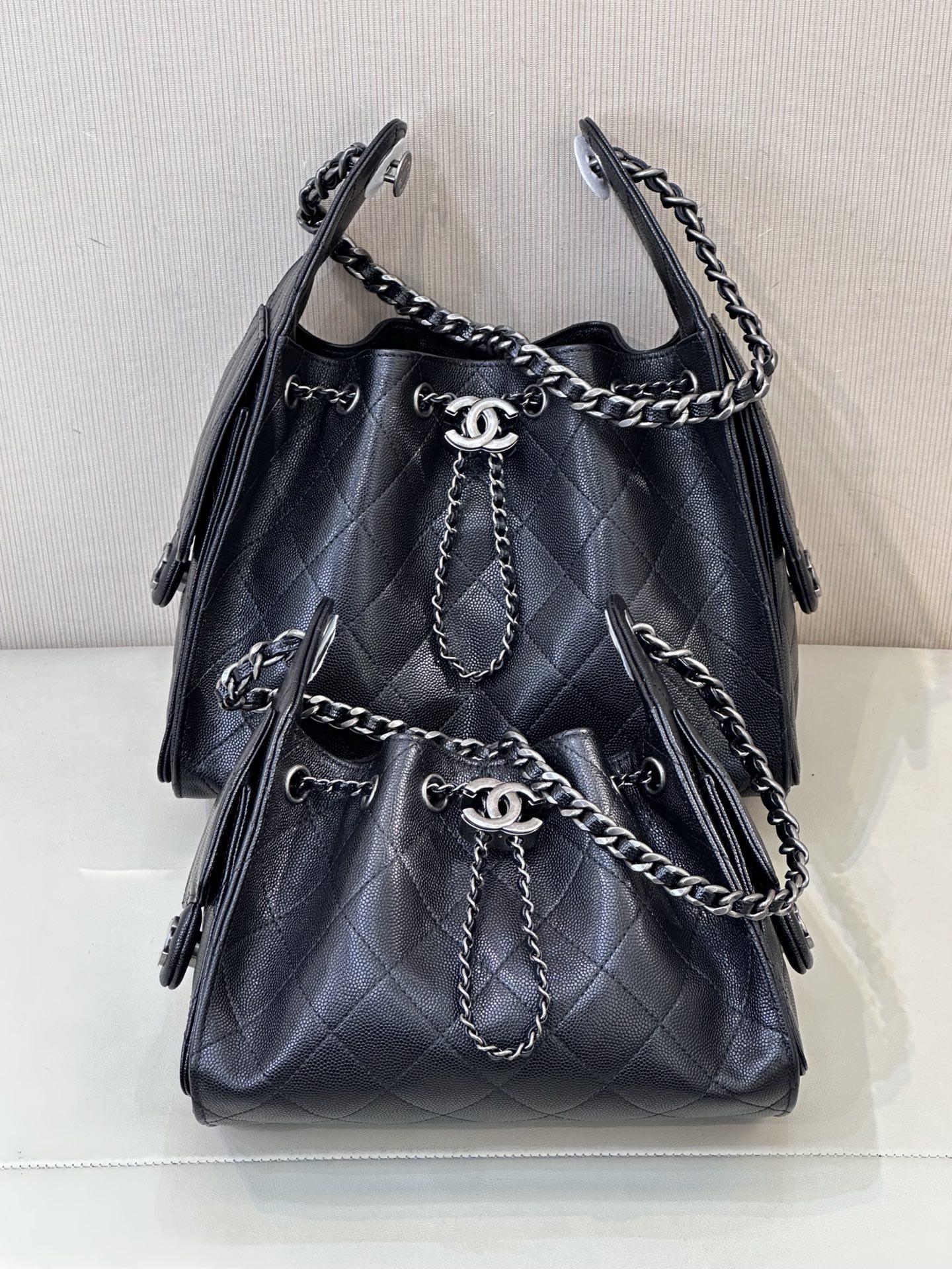 5631/5293 𝐂𝐡𝐚𝐧𝐞𝐥 𝟐𝟓𝐬 𝐬𝐦𝐚𝐥𝐥 𝐡𝐨𝐛𝐨 ¡El bolso tipo cubo con cordón es un artículo de moda esta temporada!…