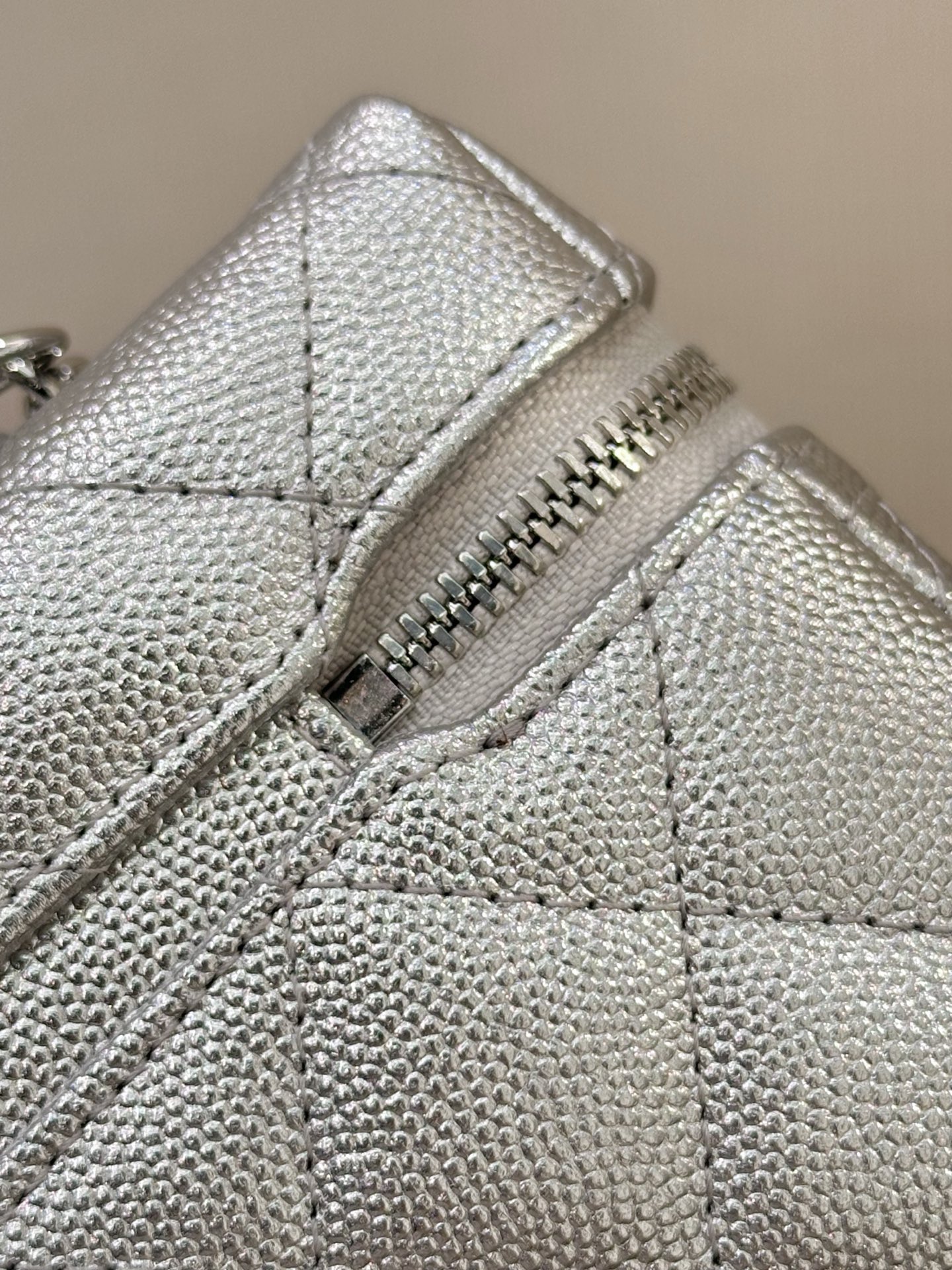El bolso 4407 está hecho de piel de becerro de caviar importada, que tiene un tacto delicado, vetas disparejas distinti…
