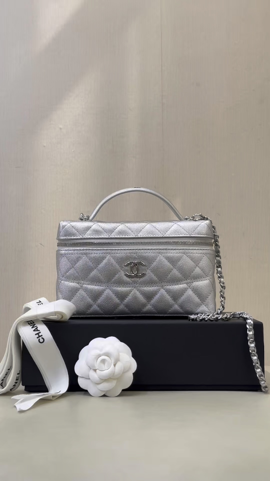 4407 Xiang Nai Nai 25c nuevo modelo. El pequeño bolso largo se combina con varios elementos icónicos de Chanel. Parece …