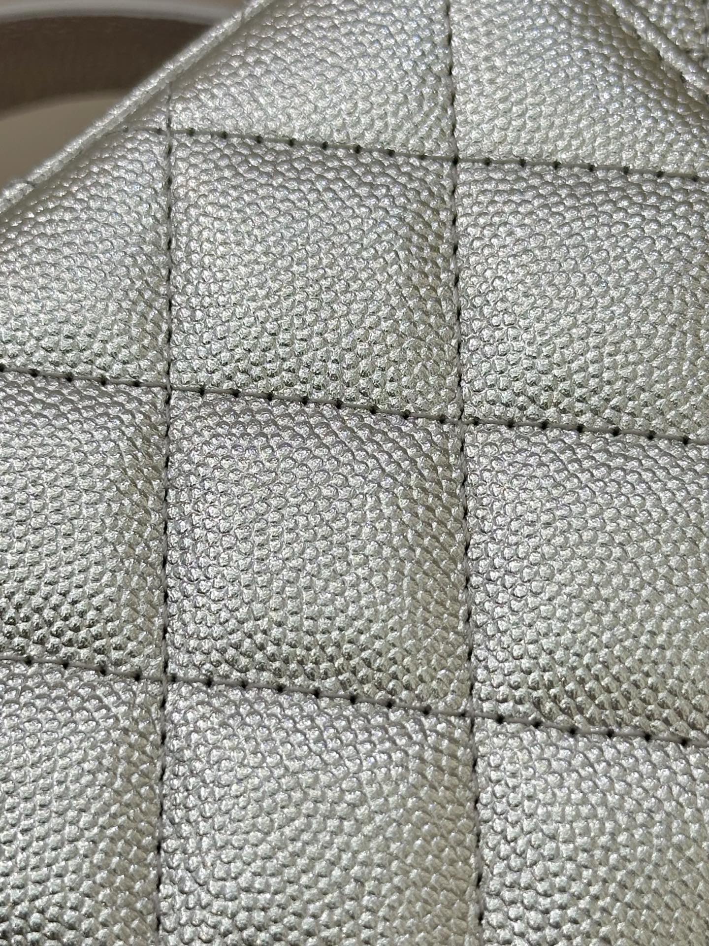 ¡4404 irradia un brillo ligero cada vez que tomas una foto! Los materiales de cuero son todos piel de vaca caviar sumin…