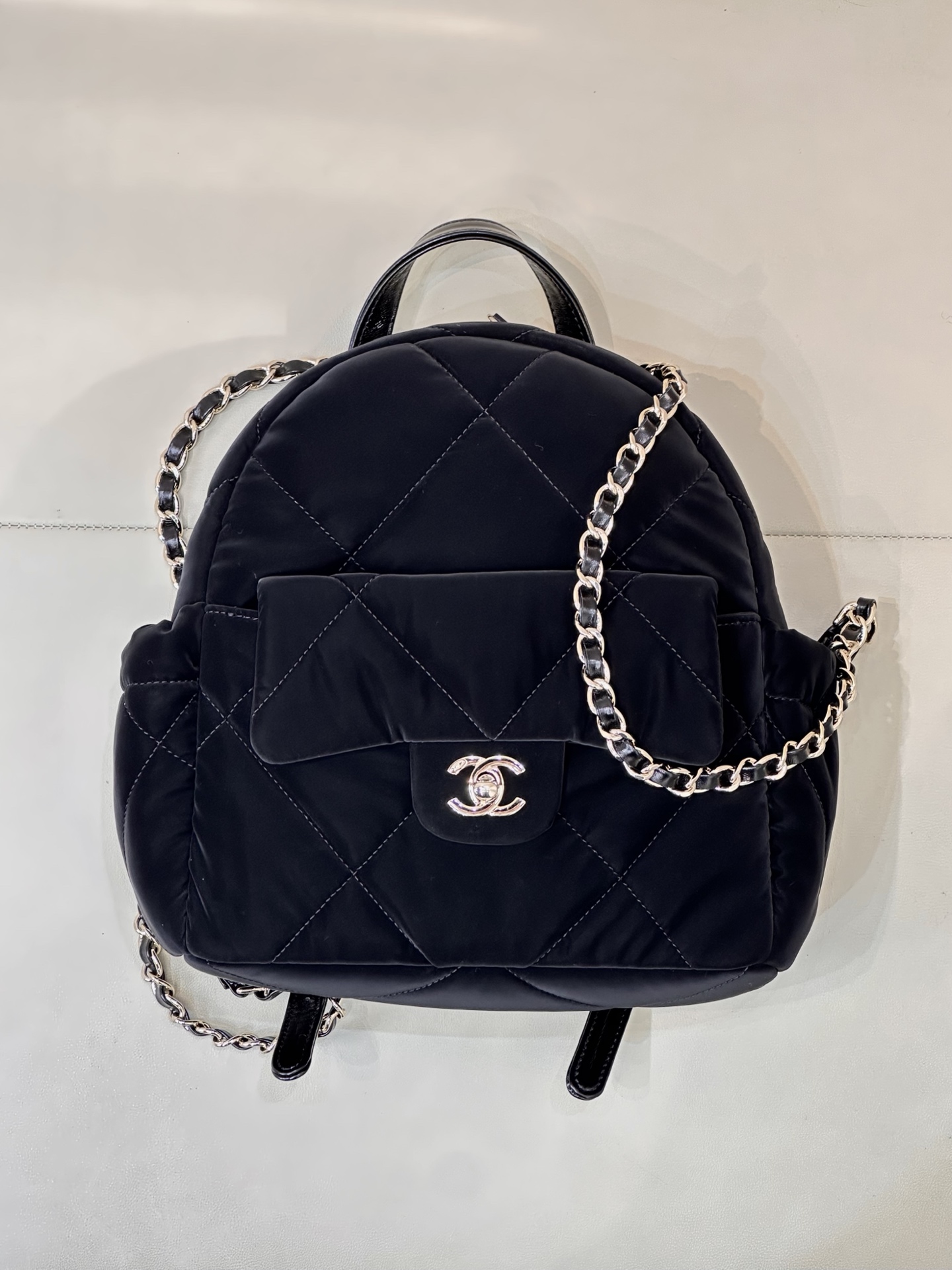 5679 La serie de esquí Coco Neige de Chanel es muy popular este año. ¡Después del bolso del último medio mes, esta moch…