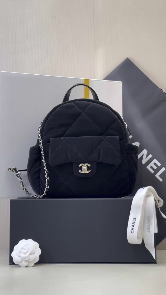 5679 La nueva serie de esquí de Chanel vuelve a estar aquí, ¡esta vez en una mochila muy práctica!