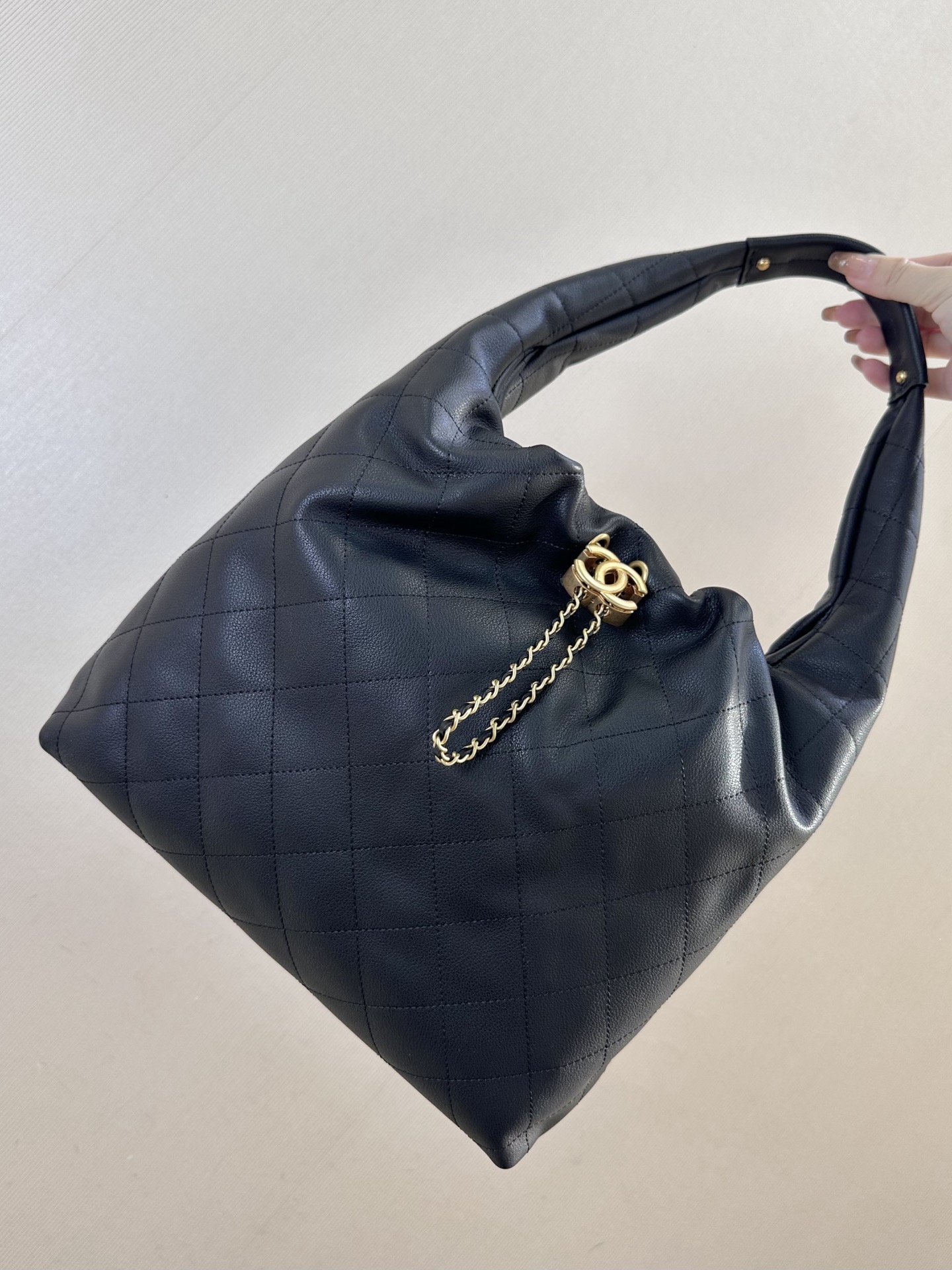 Además del popular 25bag mini, el nuevo modelo de principios de primavera de 5967 es este bolso hobo que más vale la pe…