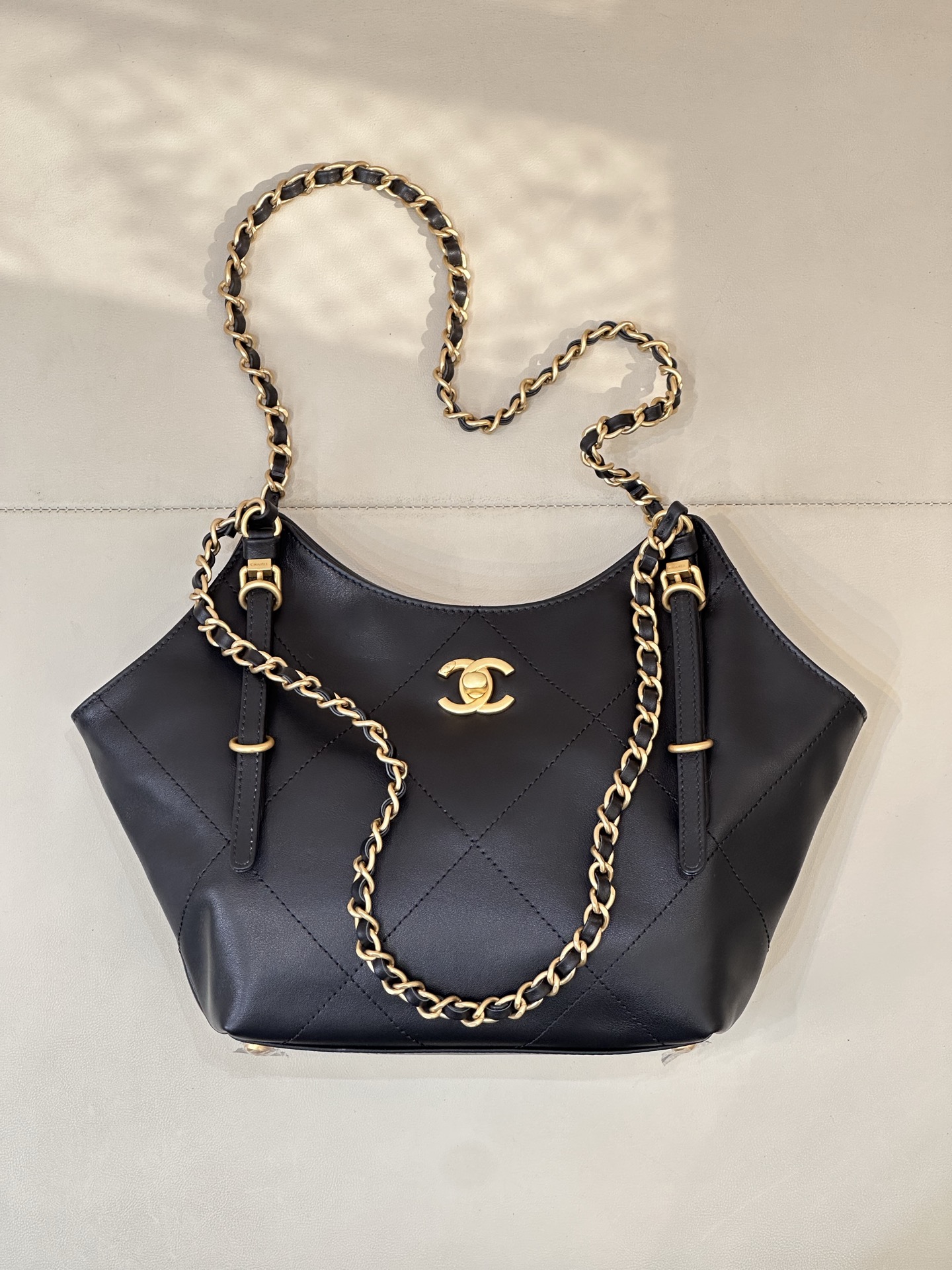 6015 Hermanas! ¡También ha llegado el mismo bolso tote mini Chanel del aeropuerto G-Dragon! ¡El estilo del programa de …