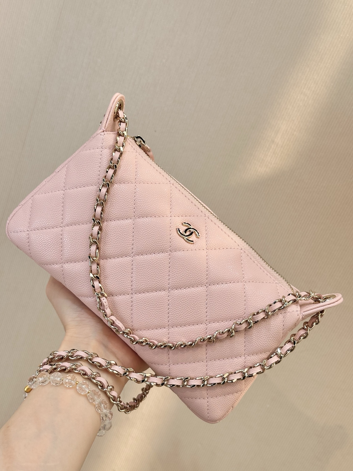 La esencia del bolso de caviar 4704 Classic Flap Bag es la piel de vaca de caviar importada de HASS francés; como uno d…