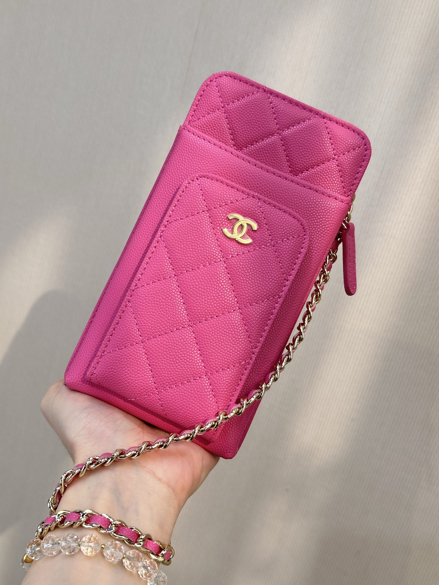 NO:853281,Highly recommended to everyone. It can be said to be a mobile phone bag or a card holder. The front buckle design can hold bank cards and bus cards, the middle pocket can store mobile phones, the side zipper can hold banknotes or personal belongings, and there is a mobile phone slot on the back. It is multi-functional and very practical!  ,chanel wallet,chanel,wallets19860909强烈推荐给大家. 可以说是手机包也可以说是卡包,前边卡扣设计放可以放银行卡公交卡,中间口袋可收纳手机,侧边拉链位可以装纸币或随身物品,背面手机槽位,多功能集一体,非常实用！,chanel钱包,chanel,wallets,欧美剧