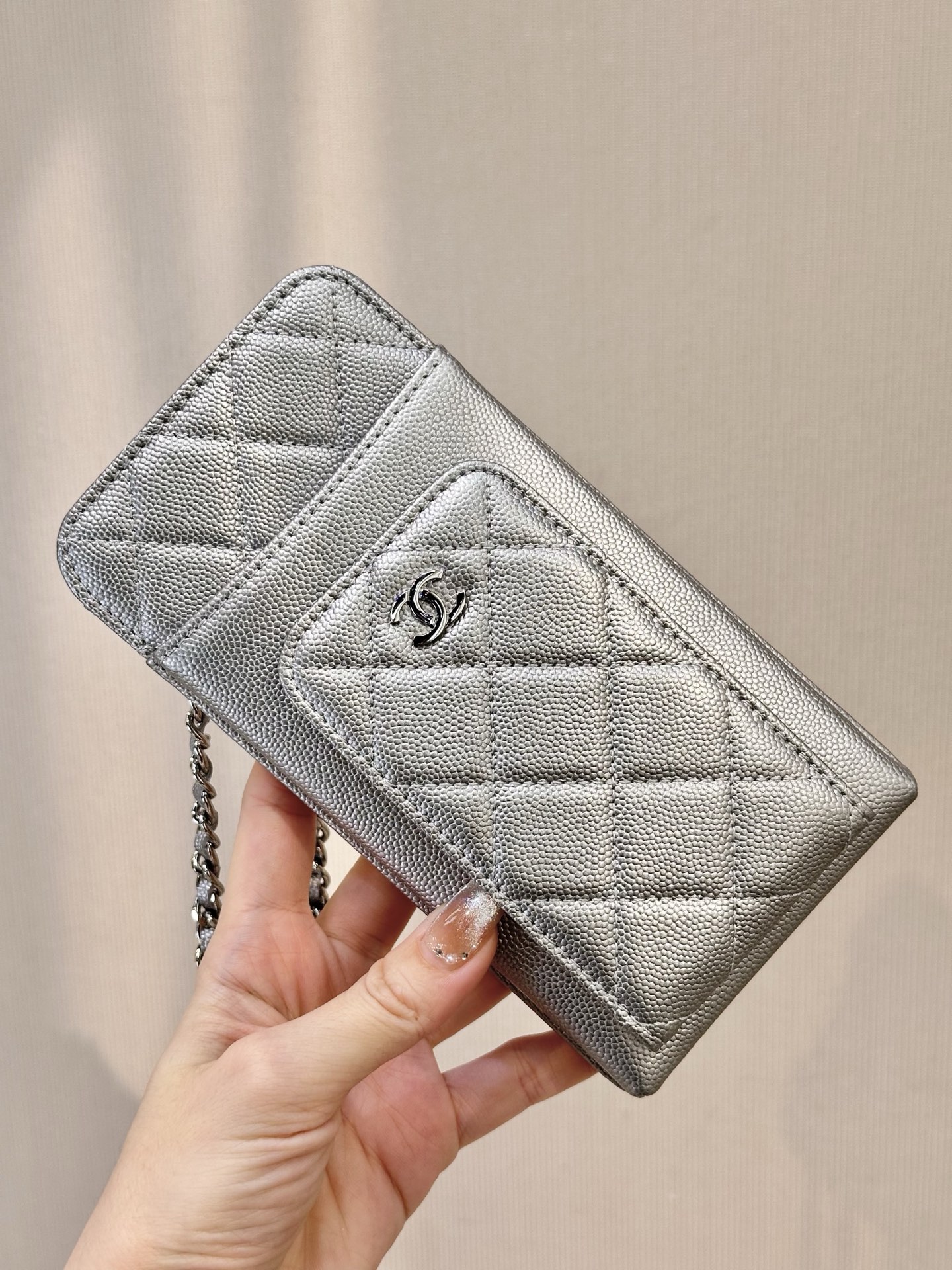 NO:853292,In terms of craftsmanship, small bags are more difficult. The smaller the bag, the more delicate it is. There is no room for negligence in workmanship. Lattice processing, symmetrical stitch numbers and various tricky craftsmanship. I can only admire Xiaoxiang's OEM technology. Take a look at this for yourself after receiving the goods. The real thing is really different~, chanel wallet, chanel, wallets19860909从工艺上讲小包反而更难,越小越要求精致,做工容不得半点疏忽,车棱格工艺,针数针孔对称,各种刁钻工艺,看着也只能佩服小香代工的技术了,这点收到货自己看看吧,真品真的不一样～,chanel钱包,chanel,wallets,欧美剧