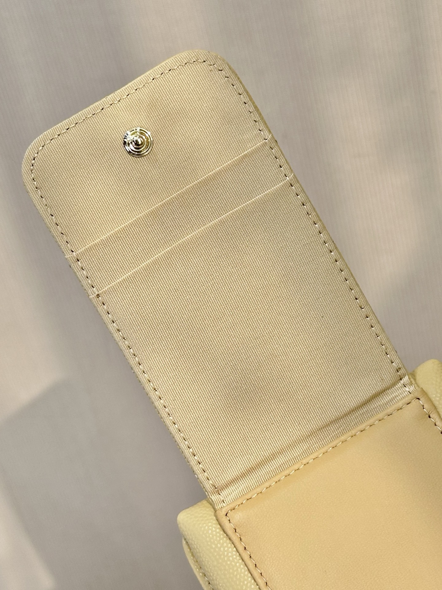 NO:853302,With 'her', you can really have a bag in your hand and walk away [laughing] Mobile phone, cash, identity card, bank card, driver's license... can all be accommodated. It is lighter and more practical than a wallet. More importantly, it is fashionable and beautiful enough. It is also super practical to match a large bag in autumn and winter, chanel wallet, chanel, wallets19860909有了“她”真的可以做到一包在手 说走就走了[偷笑] 手机 现金 身份卡 银行卡 驾照…统统能装下 比钱包还轻巧实用 更重要的是够fashion 够美 秋冬季搭配大包也是超级实用,chanel钱包,chanel,wallets,欧美剧
