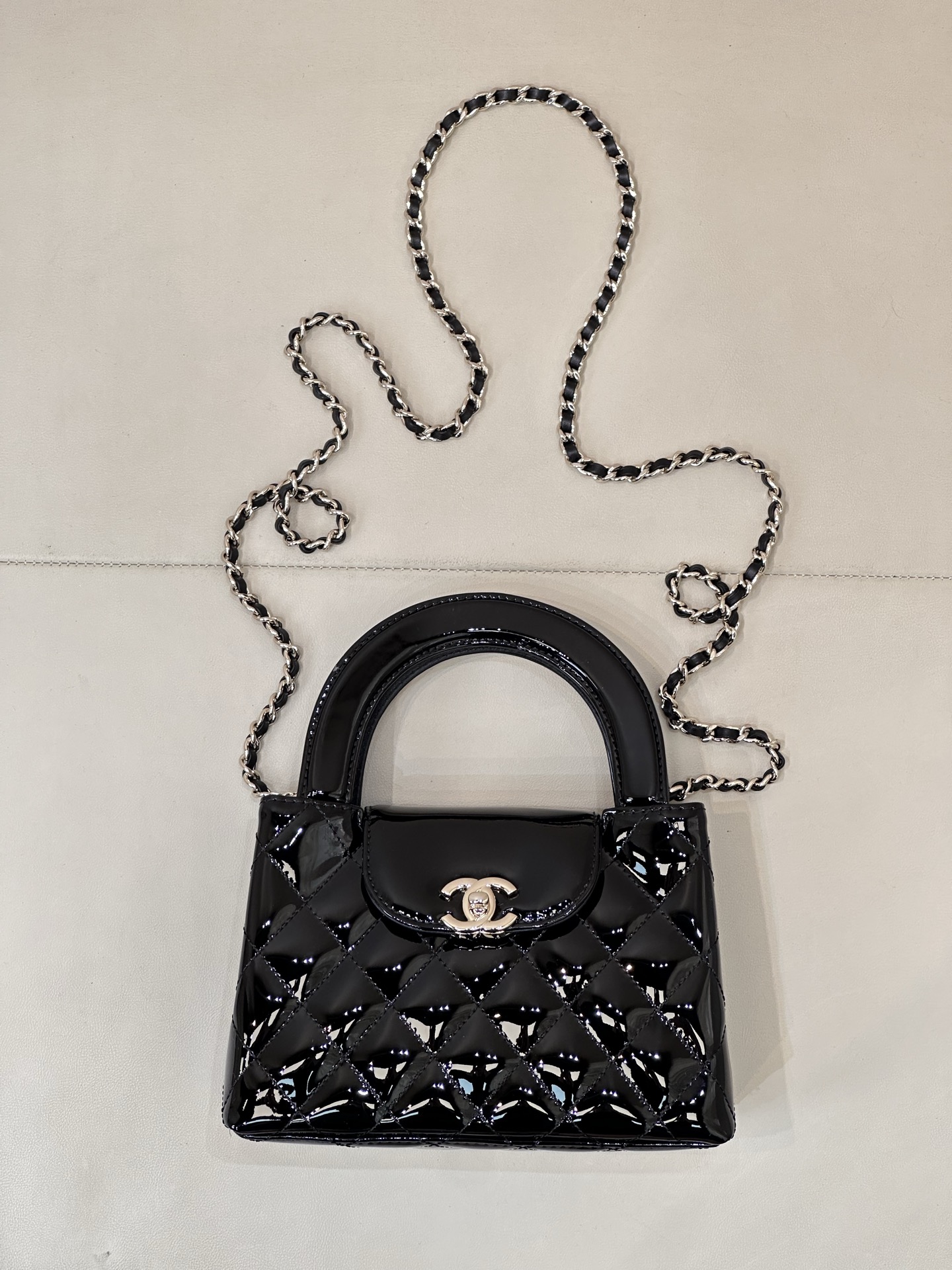 4416 CHANE*24p El nuevo bolso con cadena Kelly no sólo tiene un aspecto elegante, sino que su diseño también tiene en c…