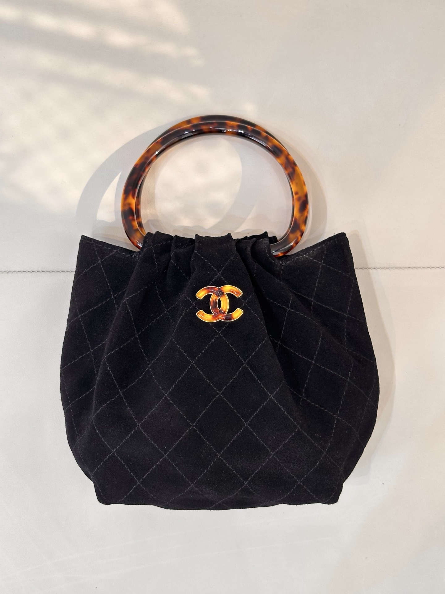 6022 Serie Xiaoxiang 26C nuevo Xiao Yuanbao, gamuza marrón oscuro con acolchado con patrón de diamantes, la textura es …