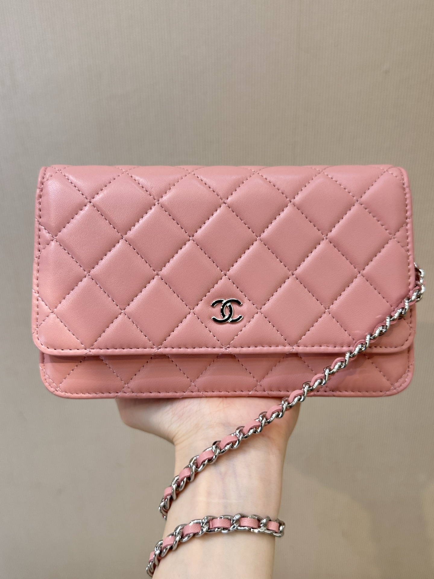 NO:853372,0250 Xiaoxiang’s Classic Flap WOC chain bag can be said to have the same meaning as the originator, it is really super classic!  Compared with the elegance of the Classic Flap, this WOC is more casual. Moreover, the WOC as a whole is lighter and lighter than the classic flip bag. You don’t need to worry about matching it, and you can carry it out, which is super convenient!  Although the chain cannot be disassembled, it can be carried in several different ways. Whether commuting, leisure or dinner, this WOC can basically handle it!  ,chanel wallet,chanel,wallets198609090250 小香的Classic Flap WOC链条小包可以说有开山鼻祖一样的意义,真的超级经典！比起Classic Flap的优雅,这款WOC更多了一分随性.而且WOC整体要比经典翻盖包轻薄,平时不用怎么费心思搭配,就能拎出门,超方便！虽然链条不能拆卸,但它也能变化出好几种不同的背法.不管通勤、休闲还是晚宴,这只WOC基本上也都能handle了！,chanel钱包,chanel,wallets,欧美剧