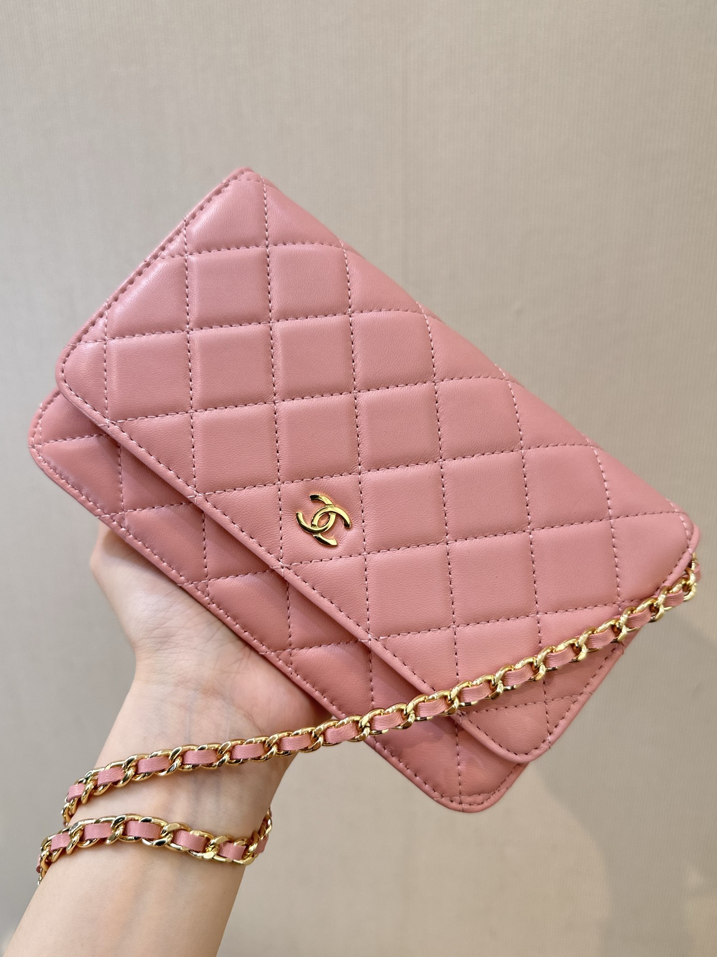 NO:853399,0250 Soft sheepskin, soft to the touch but firm, you can understand it when you receive it. The texture and pores of genuine lambskin, with natural oil color under the sun, are familiar to anyone who has used authentic Grandma's products.  This kind of French top-grade lambskin for Xiaoxiang uses the world's top leather embryos and the most unique craftsmanship, so that the leather can be so special and stand the test of time. It requires invincible leather and invincible handwork. It needs to be super, super, super thin, and the leather should not be broken. The hand-wrapped packaging must be perfect. The full diamond-shaped lines presented by Germany's Dürkop are simply unachievable by other machines, and the output is extremely low!  ,chanel wallet,chanel,wallets,sheepskin198609090250 柔软的羊皮,手感软但又挺括,收到就能懂,真品小羊皮的纹路和毛孔感,阳光下泛着自然的油脂色彩,有用过香奶奶正品的人都不陌生 ,这种法国最顶级的小香专用小羊皮,采用的是世界上最顶级的皮胚和最独特的工艺,做出来的皮料才能如此特别和经得起时间的考验,它需要皮料无敌,还要手工无敌,要铲的超级超级超级超级薄,然后皮还不破,手工包的必须完美,德国杜克普所呈现出来的饱满菱形线,是其他机器根本就无法达到的,产量极极极低！,chanel钱包,chanel,wallets,sheepskin,欧美剧