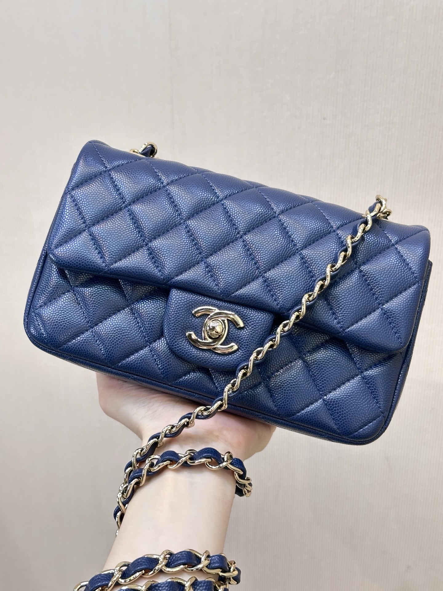116/117/112 ¡El clásico bolso con solapa con su forma cuadrada y linda lo hace muy popular en la serie CF! Puede que te…