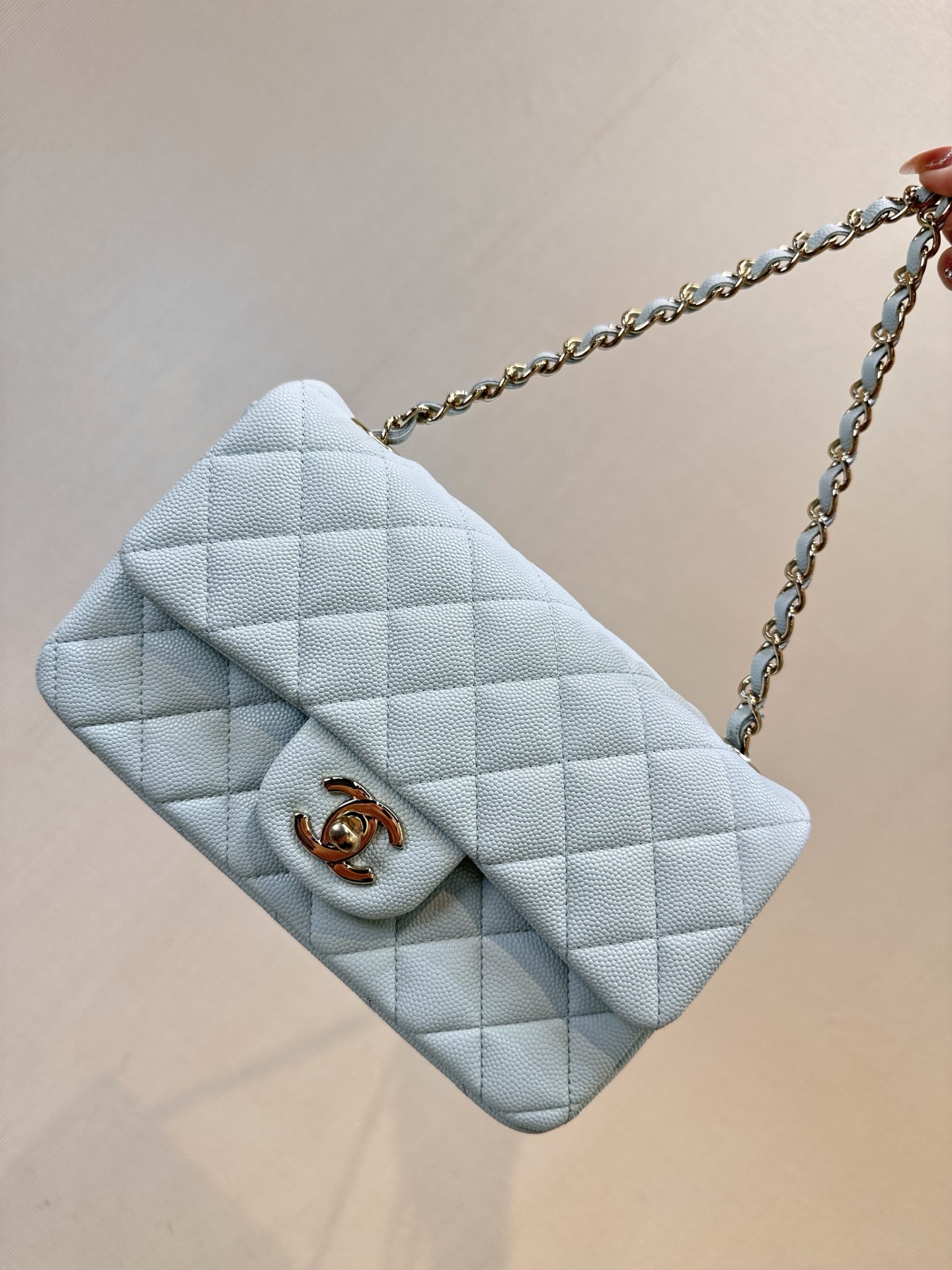 CF es uno de los tipos de bolsos clásicos de Chanel y el estilo también es muy versátil. No hay muchos colores disponib…