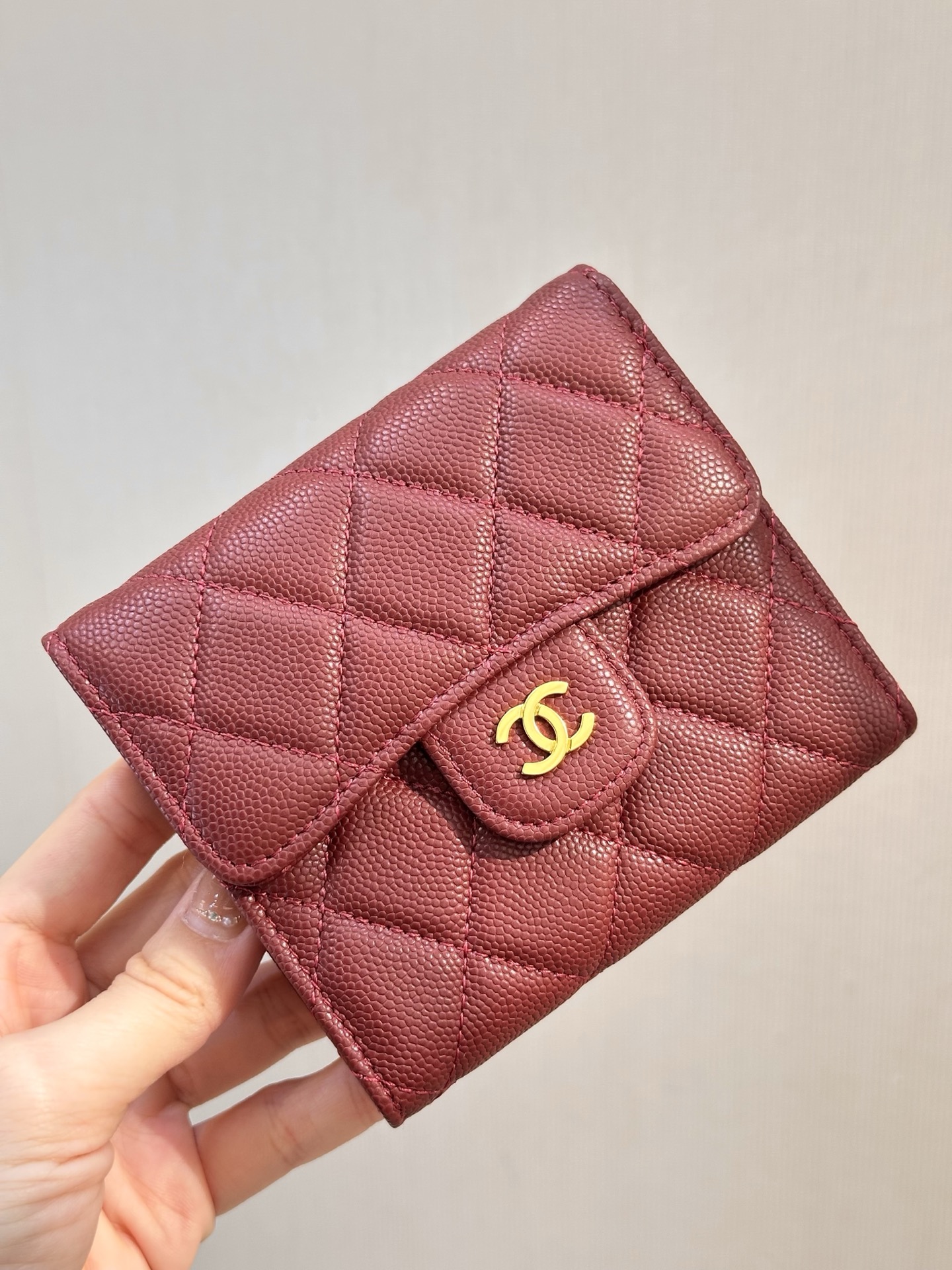 NO:853234,82288 Burgundy. This is both a coin purse and a card holder. It is also a super classic one. The double C hardware logo design on the front is low-key without missing the brand. The flip snap button opening and closing design has an impressive capacity and can meet your needs when going out. The bright-colored hardware is really high-end. It is made by the original factory. The details have been carefully considered. The whole thing is great. chanel wallet, chanel, wallets1986090982288 酒红色 这款既是一只零钱包也可以是一只卡包,也是超经典的一款了,正面双C五金logo设计,低调又不缺失品牌的彰显,翻盖按扣开合设计 ,容量感人,能满足你的出门所需,亮色五金真心高级,原厂重工的制作,细节经的起推敲,整体超级赞,chanel钱包,chanel,wallets,欧美剧