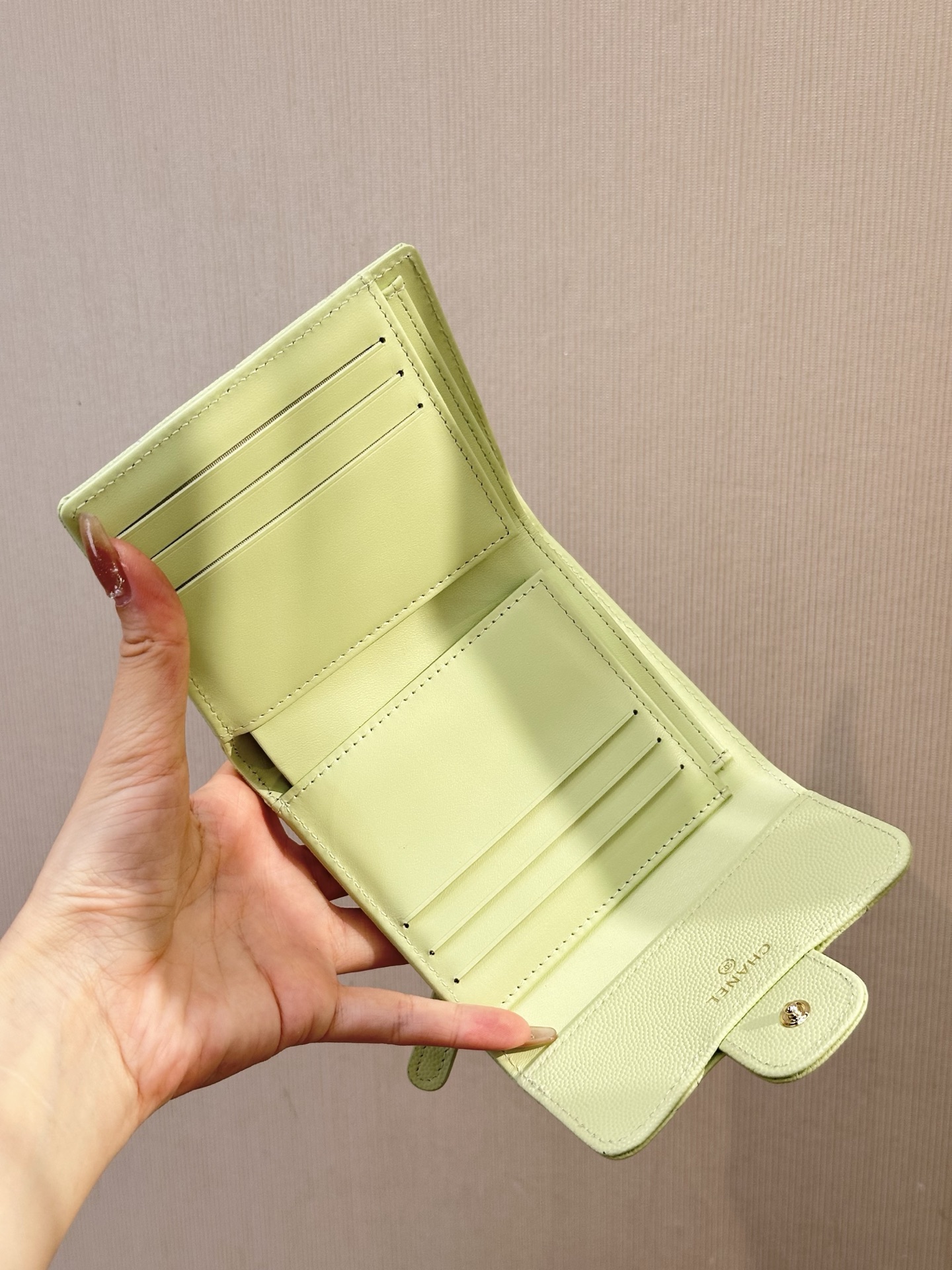 NO:853257,82288 The interior details are small, practical and very attractive. Nowadays, I basically don’t take cash with me when I go out, most of which are ID cards and bank cards. Put some loose money in the free space. It’s very ok!  It won’t be as bulging as a wallet, and it won’t be bulky and take up space when put in a bag~, chanel wallet, chanel, wallets1986090982288 内里细节 小巧实用而且非常耐看,现在基本出门都是不带现金,最多身份证和银行卡 空余位置放点散钱 非常ok！不会像钱包那样鼓鼓的,放进包包也不会臃肿占空间~,chanel钱包,chanel,wallets,欧美剧