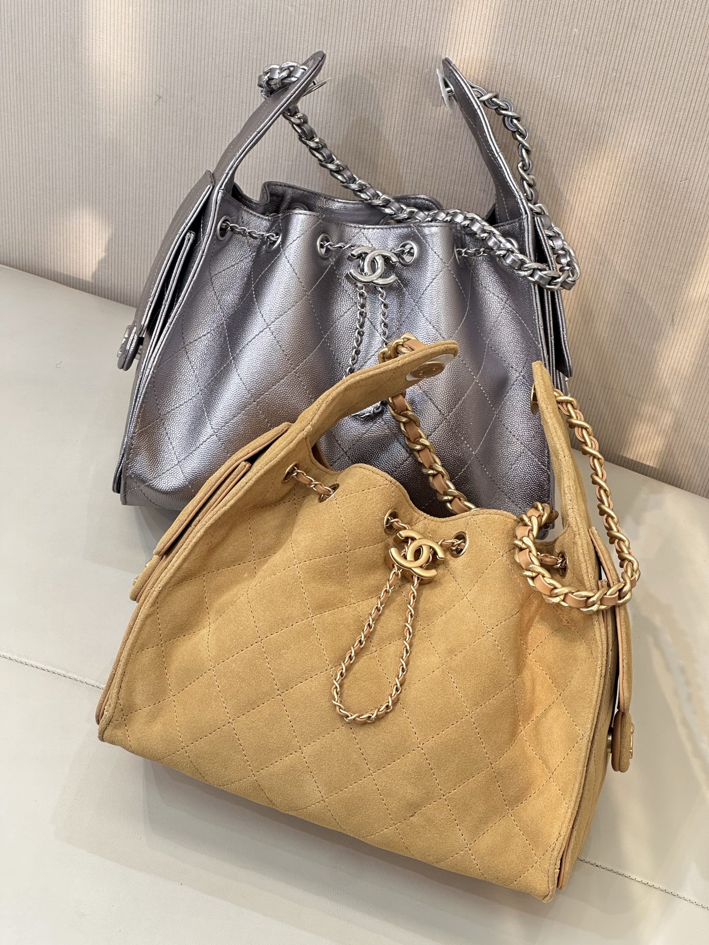 5293 𝐂𝐡𝐚𝐧𝐞𝐥 𝟐𝟓𝐬 𝐬𝐦𝐚𝐥𝐥 𝐡𝐨𝐛𝐨 ¡El bolso tipo cubo con cordón es un artículo de moda esta temporada! El l…
