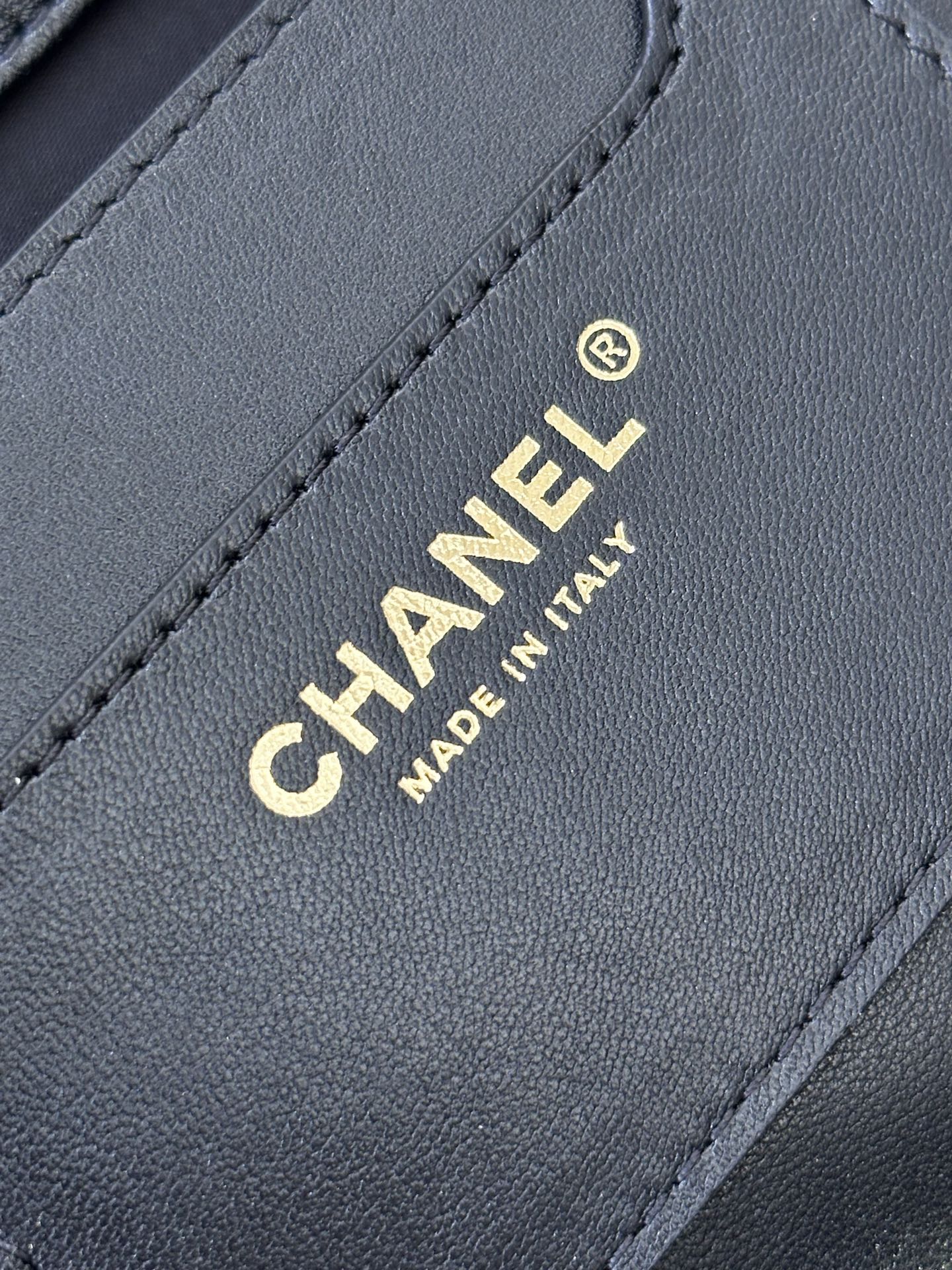 5952 包身全部拉菲草+进口小牛皮，包身轻盈又简洁，容量又很大！！好方便！！