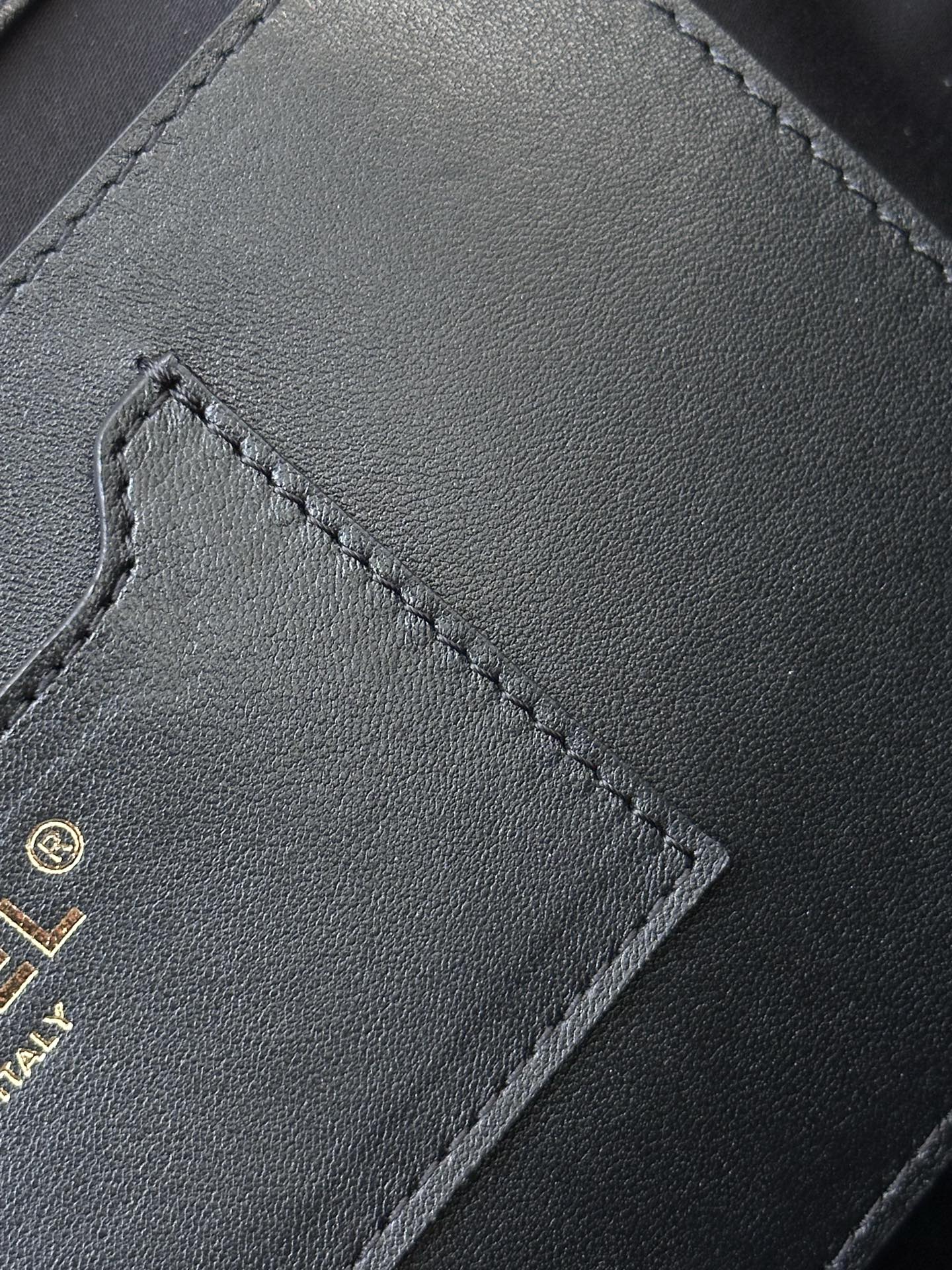 5952 包身全部拉菲草+进口小牛皮，包身轻盈又简洁，容量又很大！！好方便！！