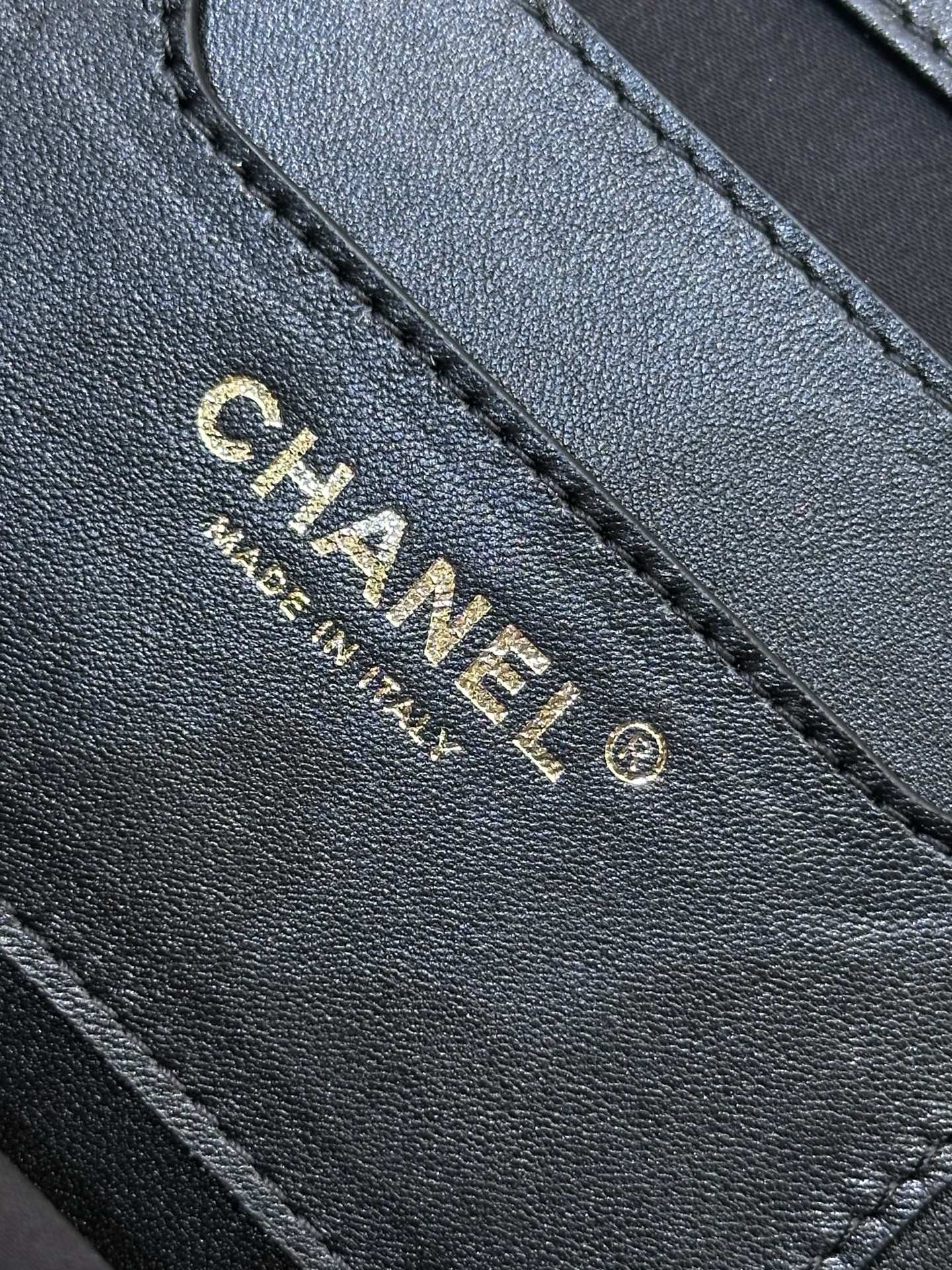 5952 包身全部拉菲草+进口小牛皮，包身轻盈又简洁，容量又很大！！好方便！！