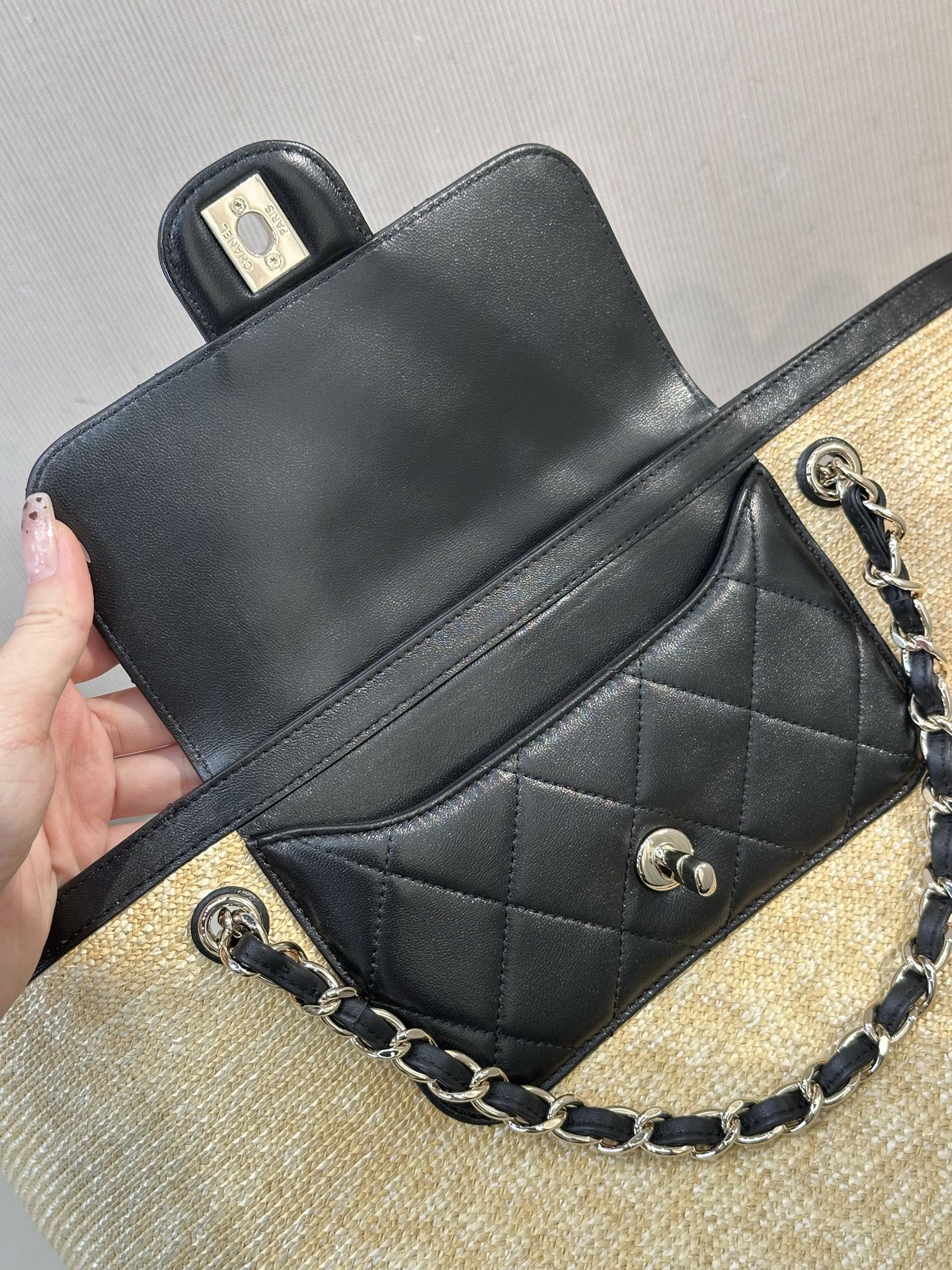 5952 包身全部拉菲草+进口小牛皮，包身轻盈又简洁，容量又很大！！好方便！！