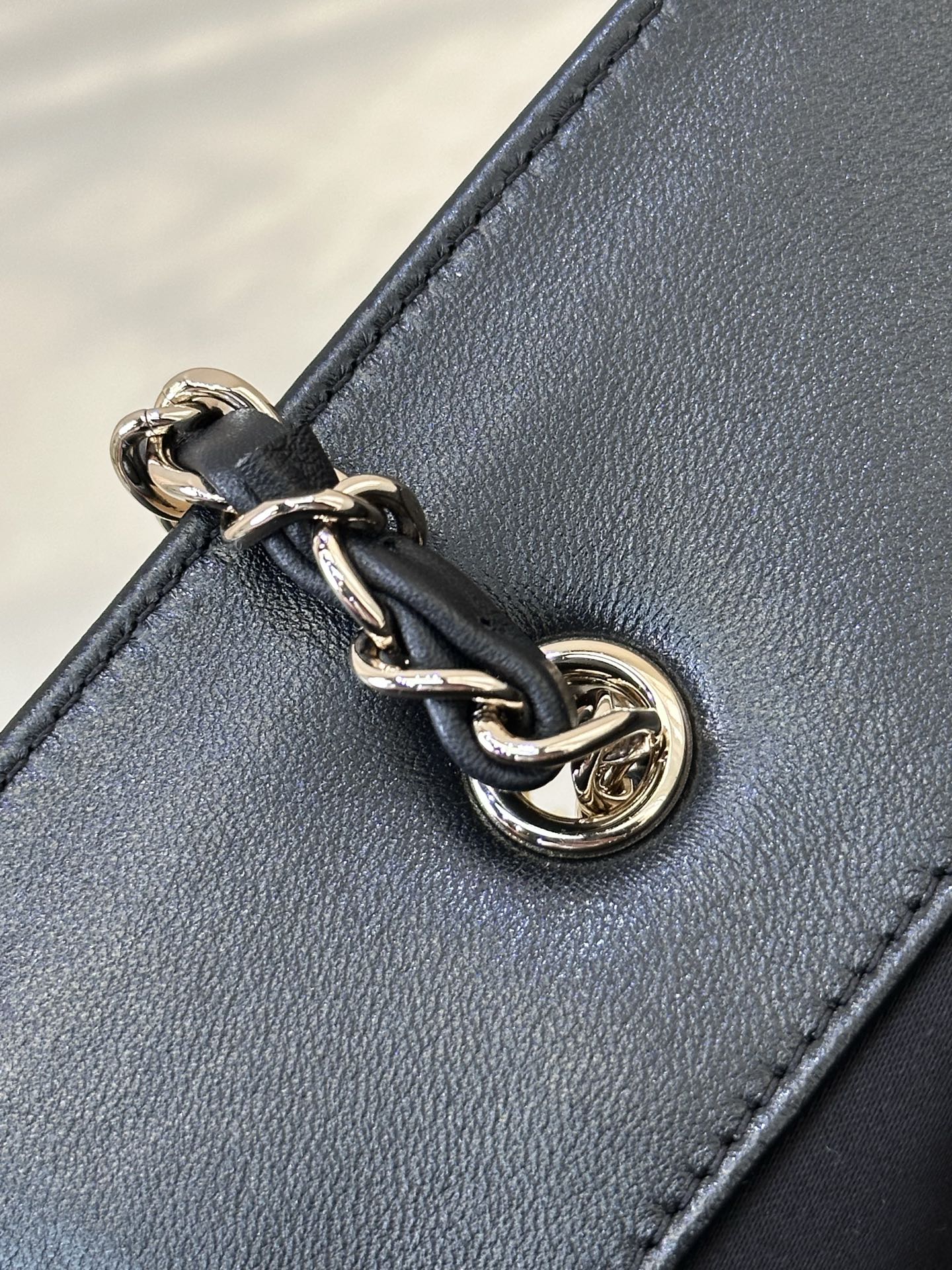 5952 包身全部拉菲草+进口小牛皮，包身轻盈又简洁，容量又很大！！好方便！！