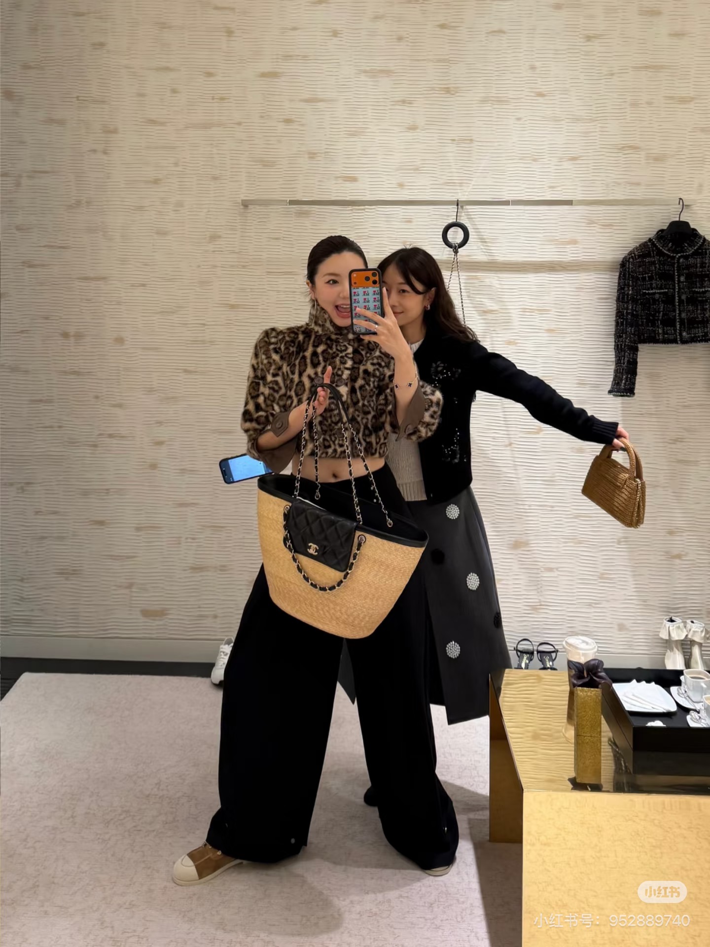 5952 提手是牛皮的，可以单肩也可以手拎，夏日出游、野餐、拍照凹造型真的少不了草编包