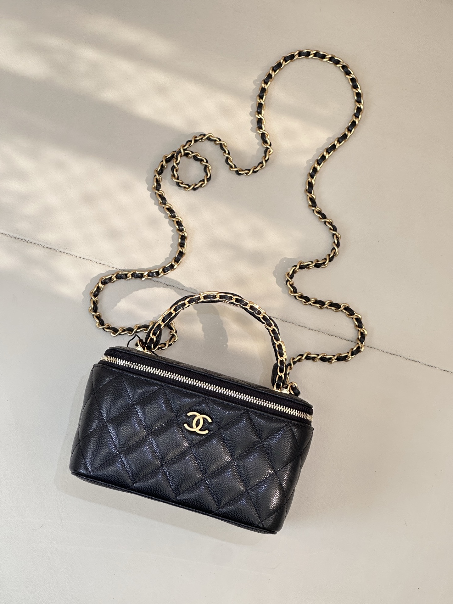 4799 绝美手柄系列手袋
一共就20来个！喜欢的必须先冲！！！！
怎么看都是我的菜，真的太戳中我的审美了！
经典的手提盒子包，加上金属手柄和雕花式双c logo点缀，简直就像工艺品。
不得不说小香真的太懂女人了，精致迷人，满满的高级感，每次都被轻松拿捏。球纹皮又时尚又耐磨 ！真是复古又华丽，非常值得收藏的一款小香系列
容量也都很棒，小盒子里面自带一块很大的化妆镜。而且包包除了斜挎都多了个手提的功能，美貌与实用性并存。
尺寸：16/8/10cm