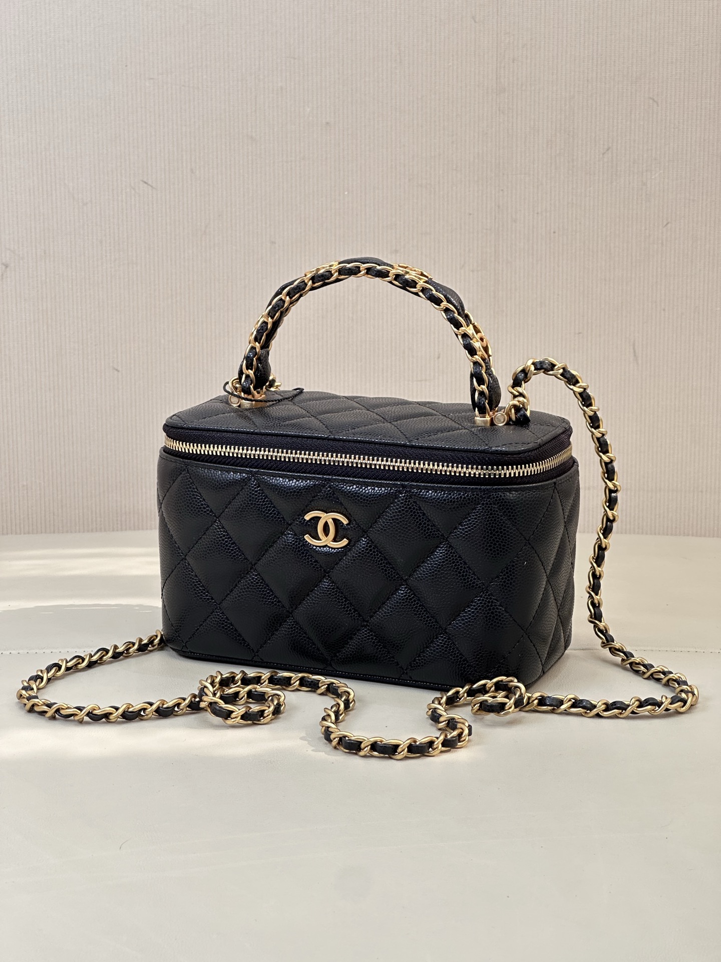 4799 绝美手柄系列手袋
一共就20来个！喜欢的必须先冲！！！！
怎么看都是我的菜，真的太戳中我的审美了！
经典的手提盒子包，加上金属手柄和雕花式双c logo点缀，简直就像工艺品。
不得不说小香真的太懂女人了，精致迷人，满满的高级感，每次都被轻松拿捏。球纹皮又时尚又耐磨 ！真是复古又华丽，非常值得收藏的一款小香系列
容量也都很棒，小盒子里面自带一块很大的化妆镜。而且包包除了斜挎都多了个手提的功能，美貌与实用性并存。
尺寸：16/8/10cm