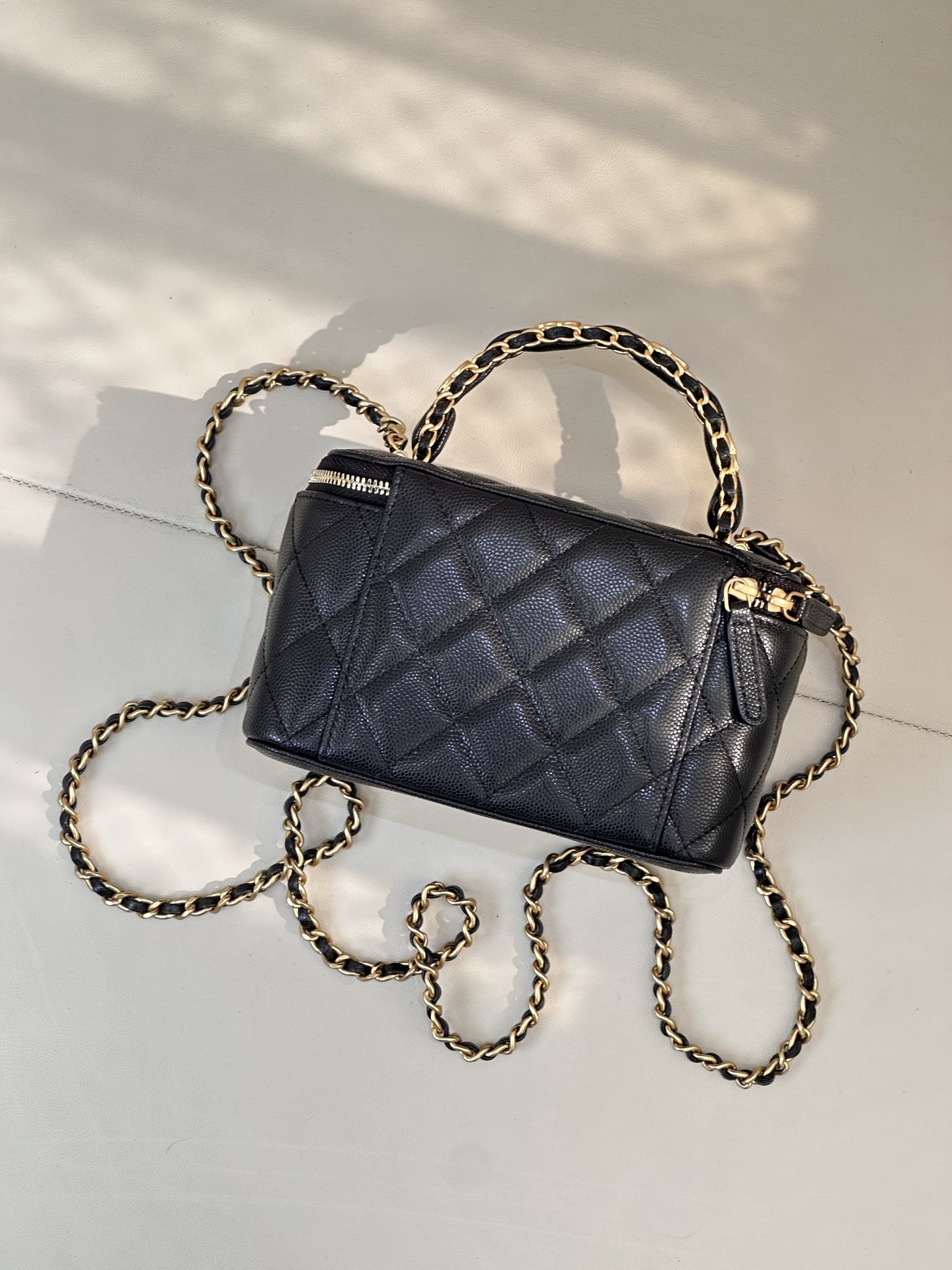 4799 绝美手柄系列手袋
一共就20来个！喜欢的必须先冲！！！！
怎么看都是我的菜，真的太戳中我的审美了！
经典的手提盒子包，加上金属手柄和雕花式双c logo点缀，简直就像工艺品。
不得不说小香真的太懂女人了，精致迷人，满满的高级感，每次都被轻松拿捏。球纹皮又时尚又耐磨 ！真是复古又华丽，非常值得收藏的一款小香系列
容量也都很棒，小盒子里面自带一块很大的化妆镜。而且包包除了斜挎都多了个手提的功能，美貌与实用性并存。
尺寸：16/8/10cm