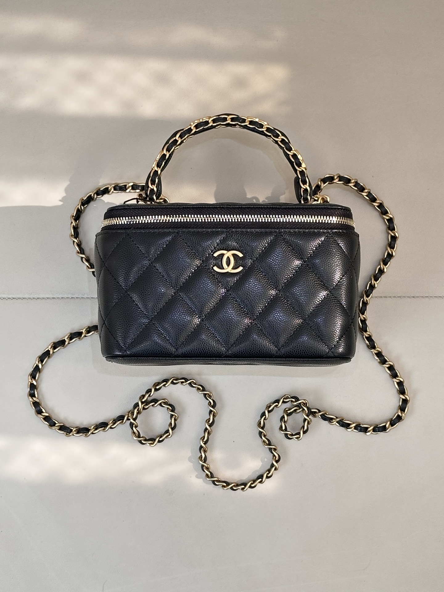 4799 绝美手柄系列手袋
一共就20来个！喜欢的必须先冲！！！！
怎么看都是我的菜，真的太戳中我的审美了！
经典的手提盒子包，加上金属手柄和雕花式双c logo点缀，简直就像工艺品。
不得不说小香真的太懂女人了，精致迷人，满满的高级感，每次都被轻松拿捏。球纹皮又时尚又耐磨 ！真是复古又华丽，非常值得收藏的一款小香系列
容量也都很棒，小盒子里面自带一块很大的化妆镜。而且包包除了斜挎都多了个手提的功能，美貌与实用性并存。
尺寸：16/8/10cm