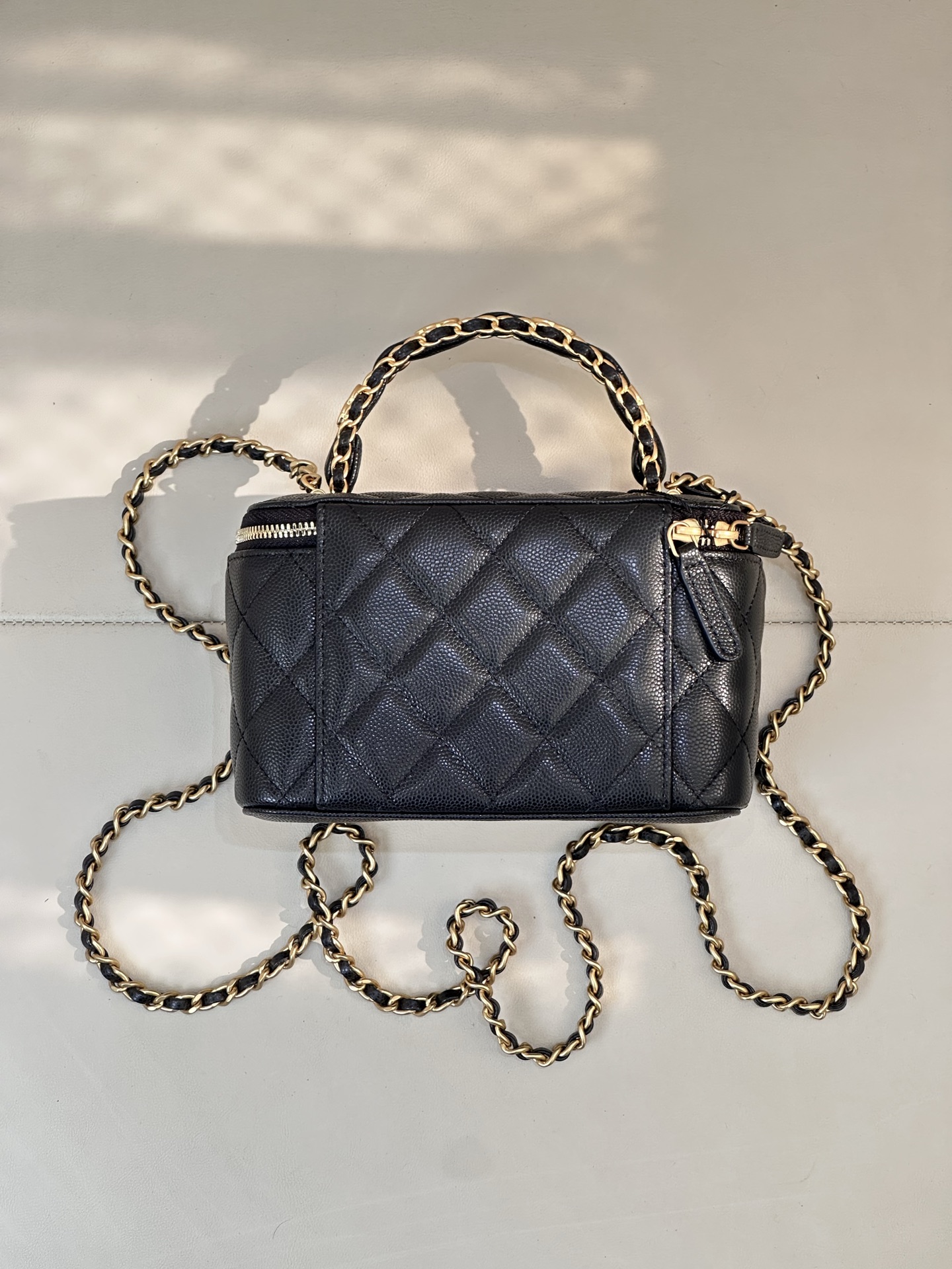 4799 绝美手柄系列手袋
一共就20来个！喜欢的必须先冲！！！！
怎么看都是我的菜，真的太戳中我的审美了！
经典的手提盒子包，加上金属手柄和雕花式双c logo点缀，简直就像工艺品。
不得不说小香真的太懂女人了，精致迷人，满满的高级感，每次都被轻松拿捏。球纹皮又时尚又耐磨 ！真是复古又华丽，非常值得收藏的一款小香系列
容量也都很棒，小盒子里面自带一块很大的化妆镜。而且包包除了斜挎都多了个手提的功能，美貌与实用性并存。
尺寸：16/8/10cm