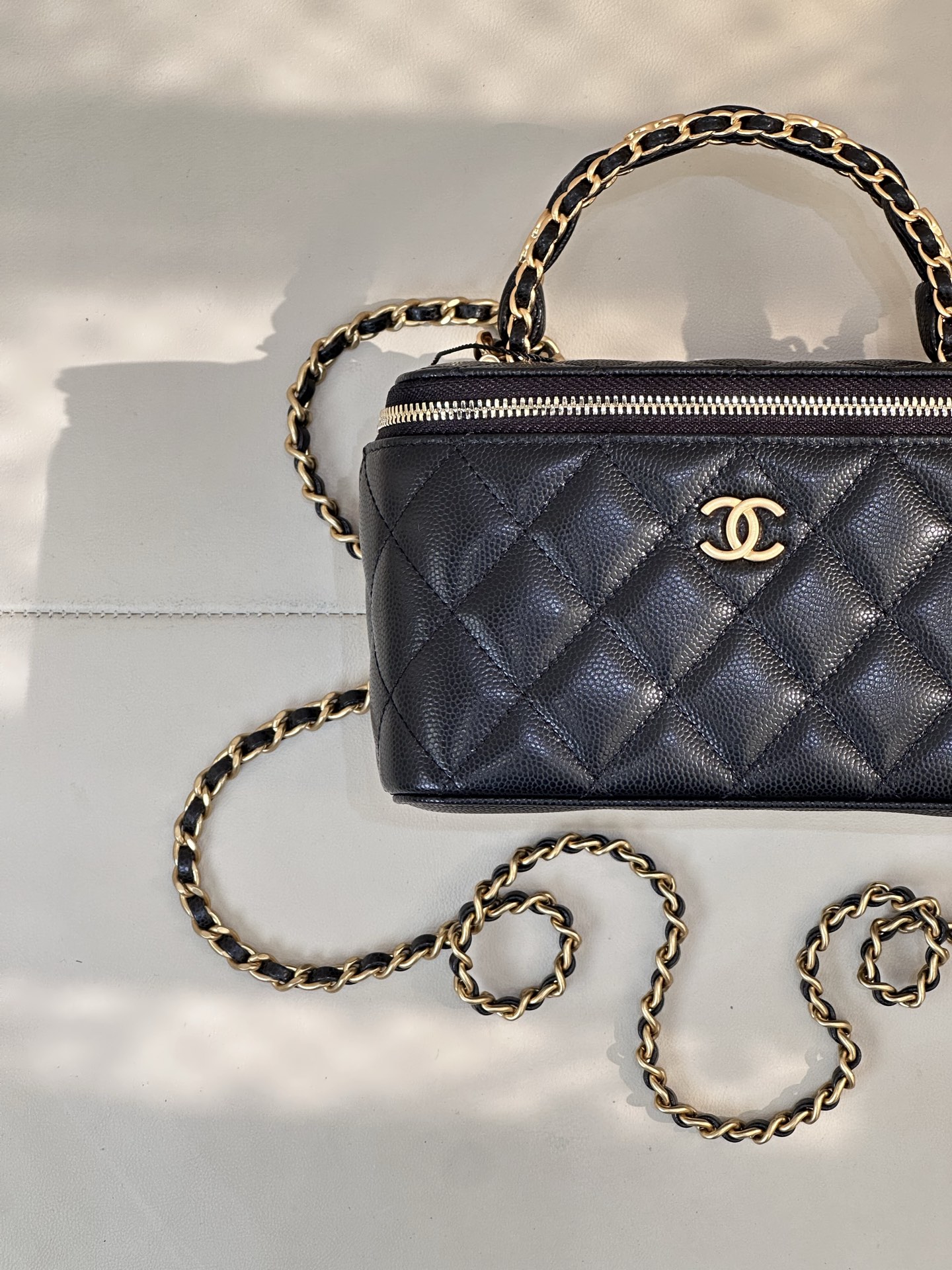 4799 绝美手柄系列手袋
一共就20来个！喜欢的必须先冲！！！！
怎么看都是我的菜，真的太戳中我的审美了！
经典的手提盒子包，加上金属手柄和雕花式双c logo点缀，简直就像工艺品。
不得不说小香真的太懂女人了，精致迷人，满满的高级感，每次都被轻松拿捏。球纹皮又时尚又耐磨 ！真是复古又华丽，非常值得收藏的一款小香系列
容量也都很棒，小盒子里面自带一块很大的化妆镜。而且包包除了斜挎都多了个手提的功能，美貌与实用性并存。
尺寸：16/8/10cm