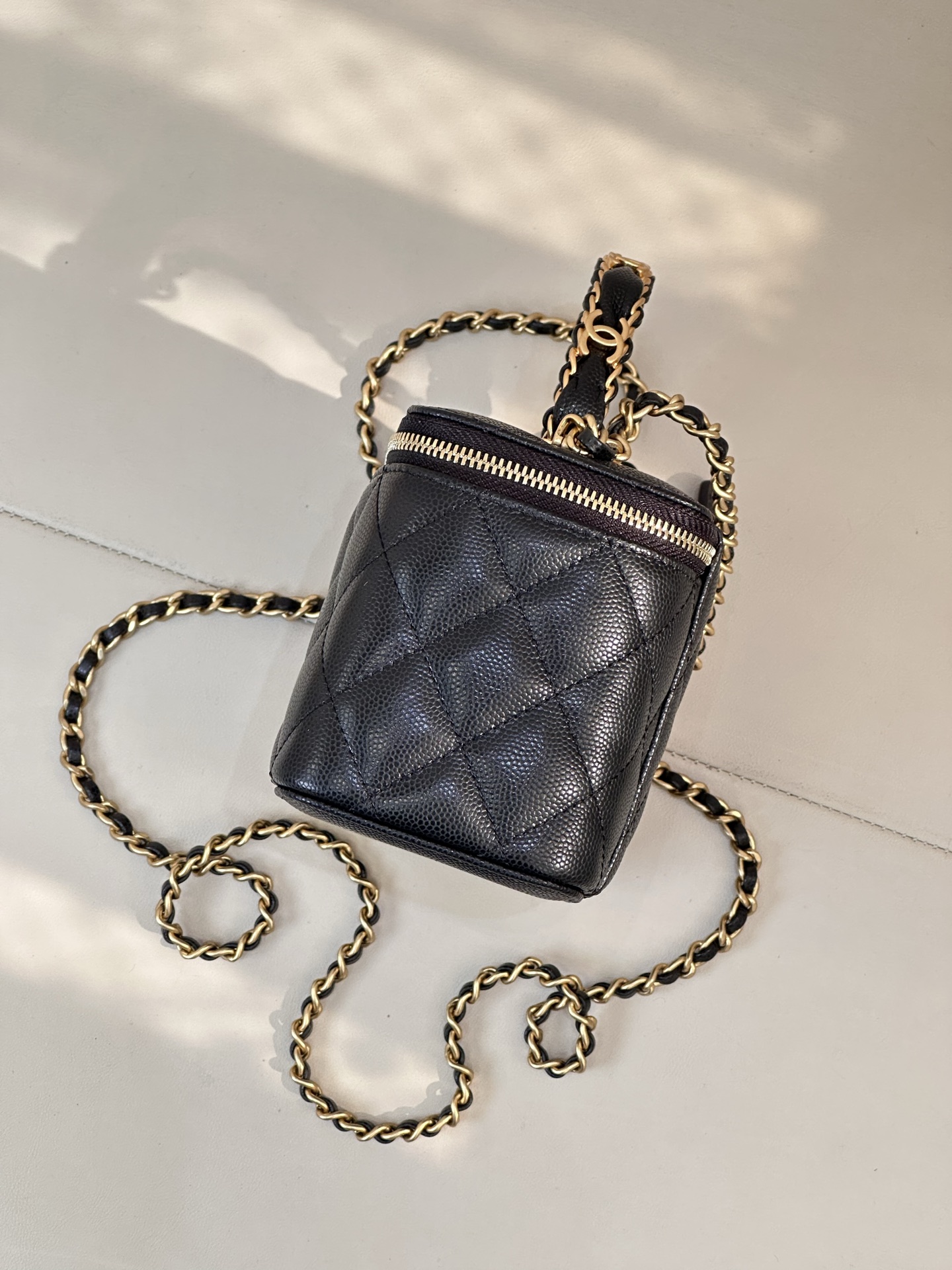 4799 绝美手柄系列手袋
一共就20来个！喜欢的必须先冲！！！！
怎么看都是我的菜，真的太戳中我的审美了！
经典的手提盒子包，加上金属手柄和雕花式双c logo点缀，简直就像工艺品。
不得不说小香真的太懂女人了，精致迷人，满满的高级感，每次都被轻松拿捏。球纹皮又时尚又耐磨 ！真是复古又华丽，非常值得收藏的一款小香系列
容量也都很棒，小盒子里面自带一块很大的化妆镜。而且包包除了斜挎都多了个手提的功能，美貌与实用性并存。
尺寸：16/8/10cm